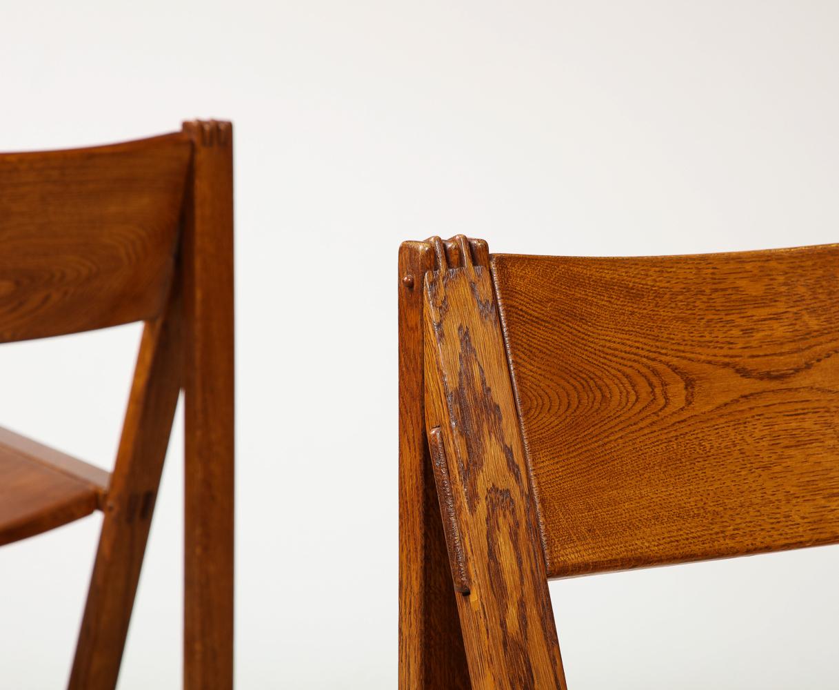 Chêne teinté. Un total de 8 chaises est disponible. Conçu en 1962, il n'a été réalisé qu'en 1968. Ces chaises sont fabriquées à la main avec de grands détails d'assemblage. Le prix indiqué est celui d'une paire.