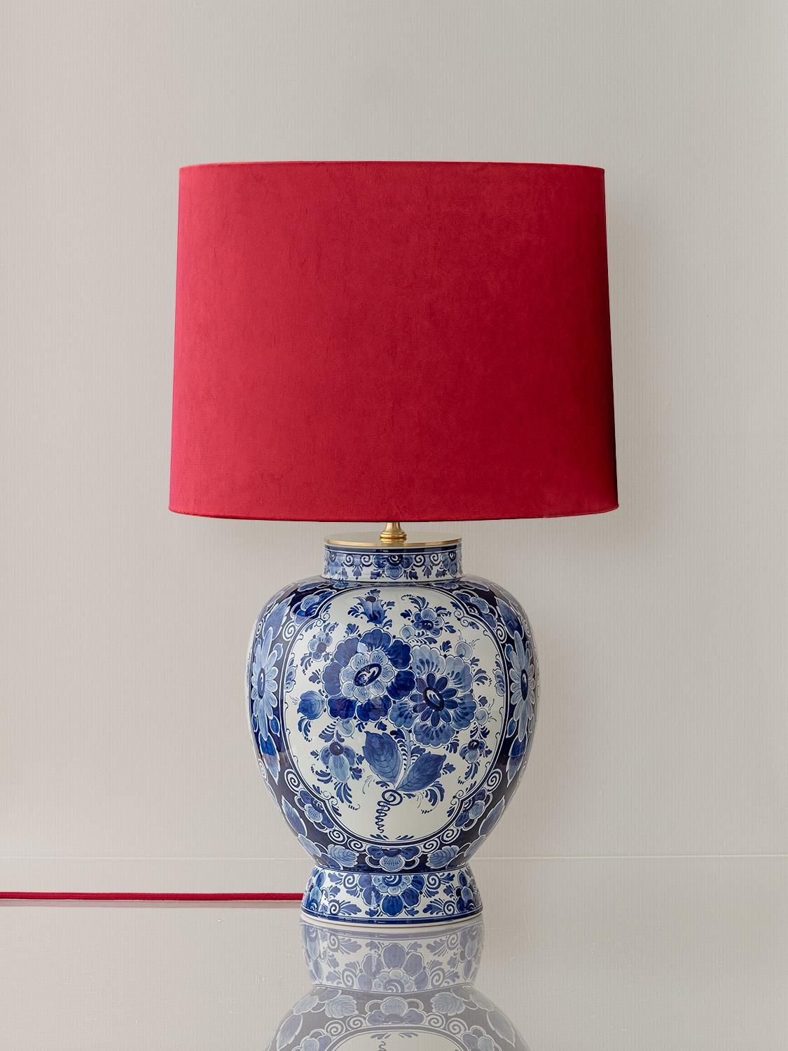 Fabriquée à la main par le Studio Amitābha à Amsterdam, Wilhelmina est une lampe de table unique en son genre, fabriquée à partir d'un vase Regina Delft Blue vintage peint à la main. Cette superbe pièce est nommée en hommage à la reine Wilhelmina,