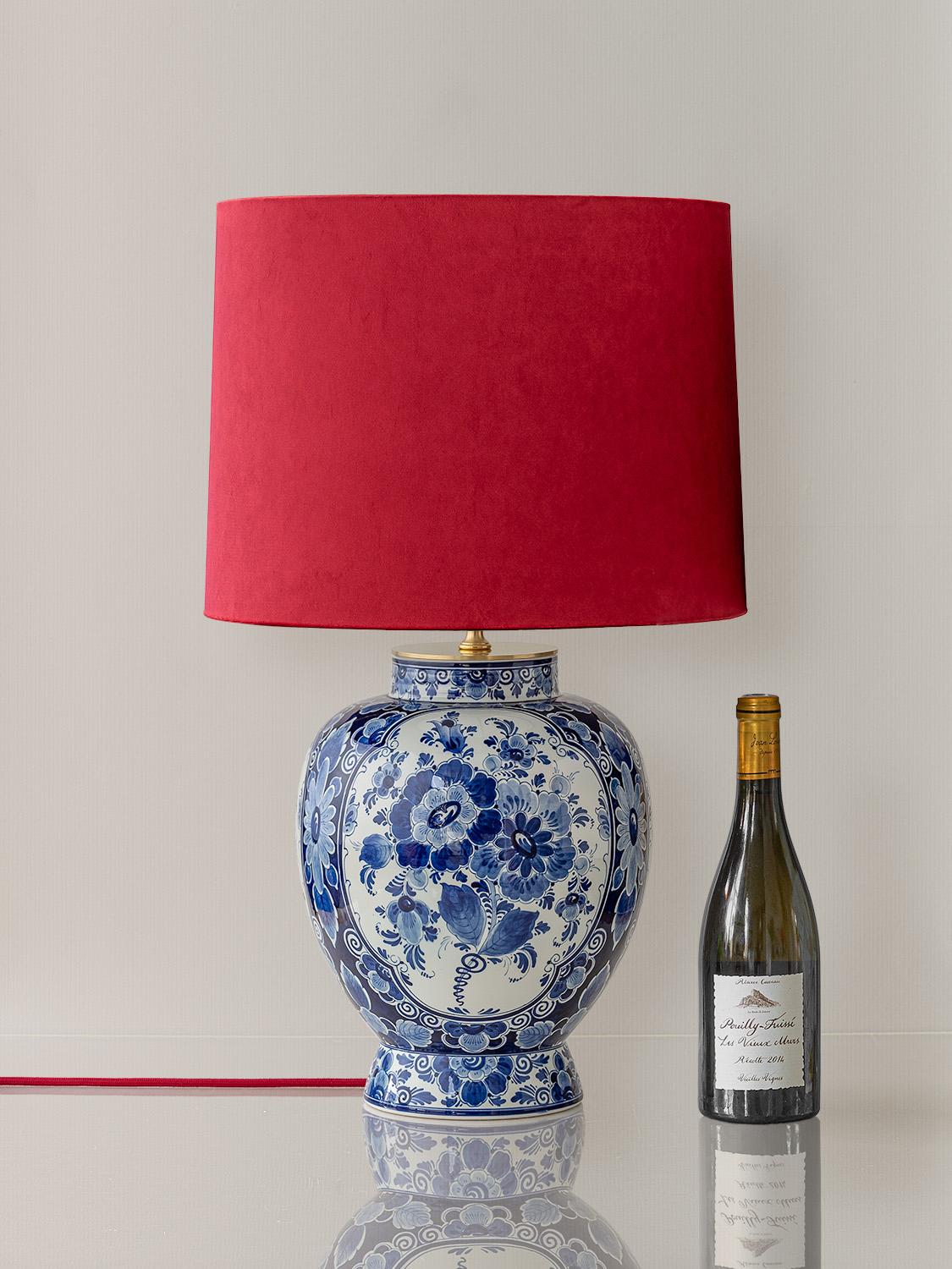 Chinoiseries Lampe de table bleue Regina Delft (1935-1979) avec nouvel abat-jour en velours rouge écarlate en vente