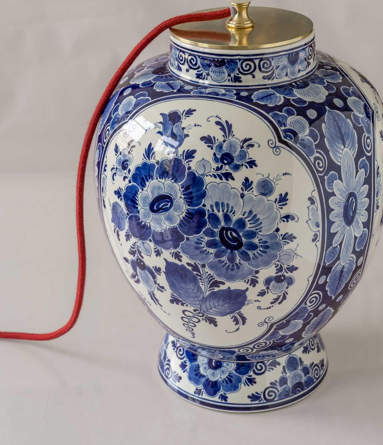 Néerlandais Lampe de table bleue Regina Delft (1935-1979) avec nouvel abat-jour en velours rouge écarlate en vente