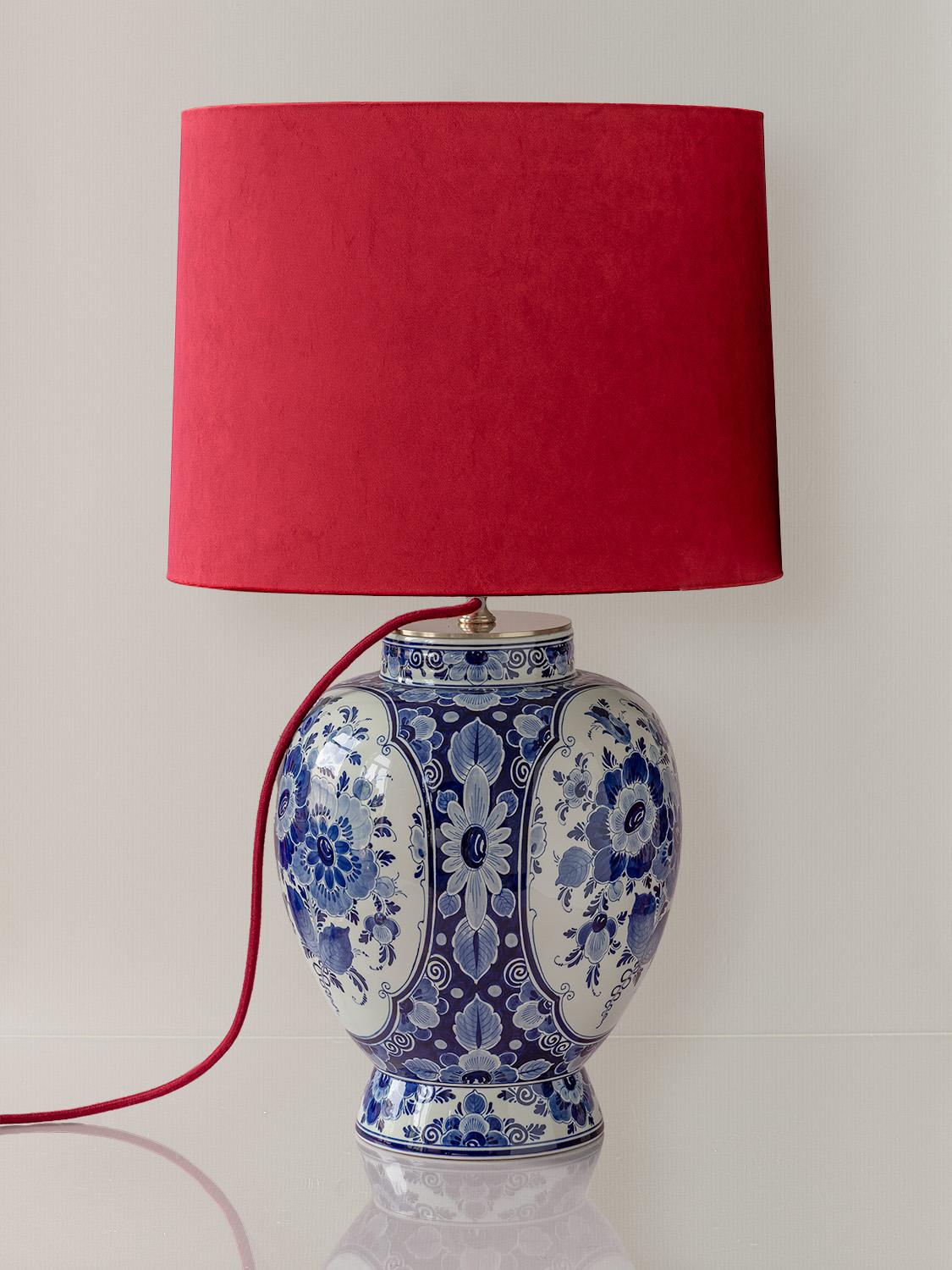 Peint à la main Lampe de table bleue Regina Delft (1935-1979) avec nouvel abat-jour en velours rouge écarlate en vente