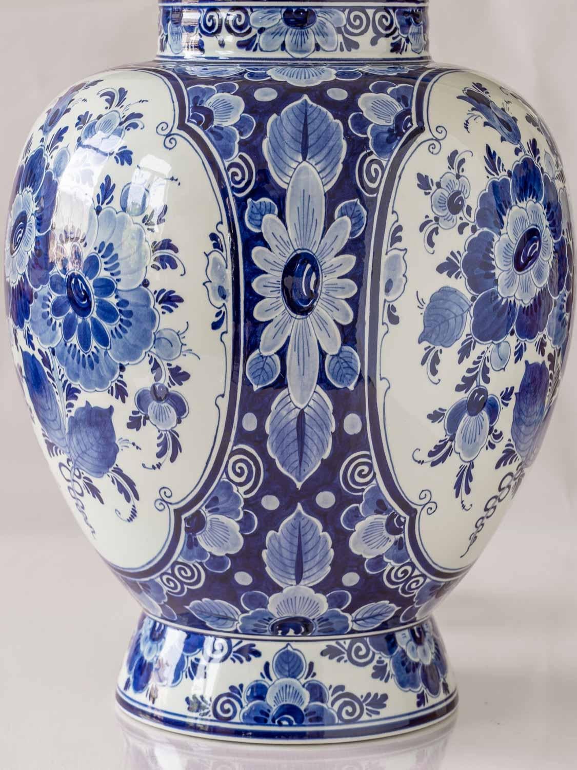 Lampe de table bleue Regina Delft (1935-1979) avec nouvel abat-jour en velours rouge écarlate Bon état - En vente à AMSTERDAM, NL