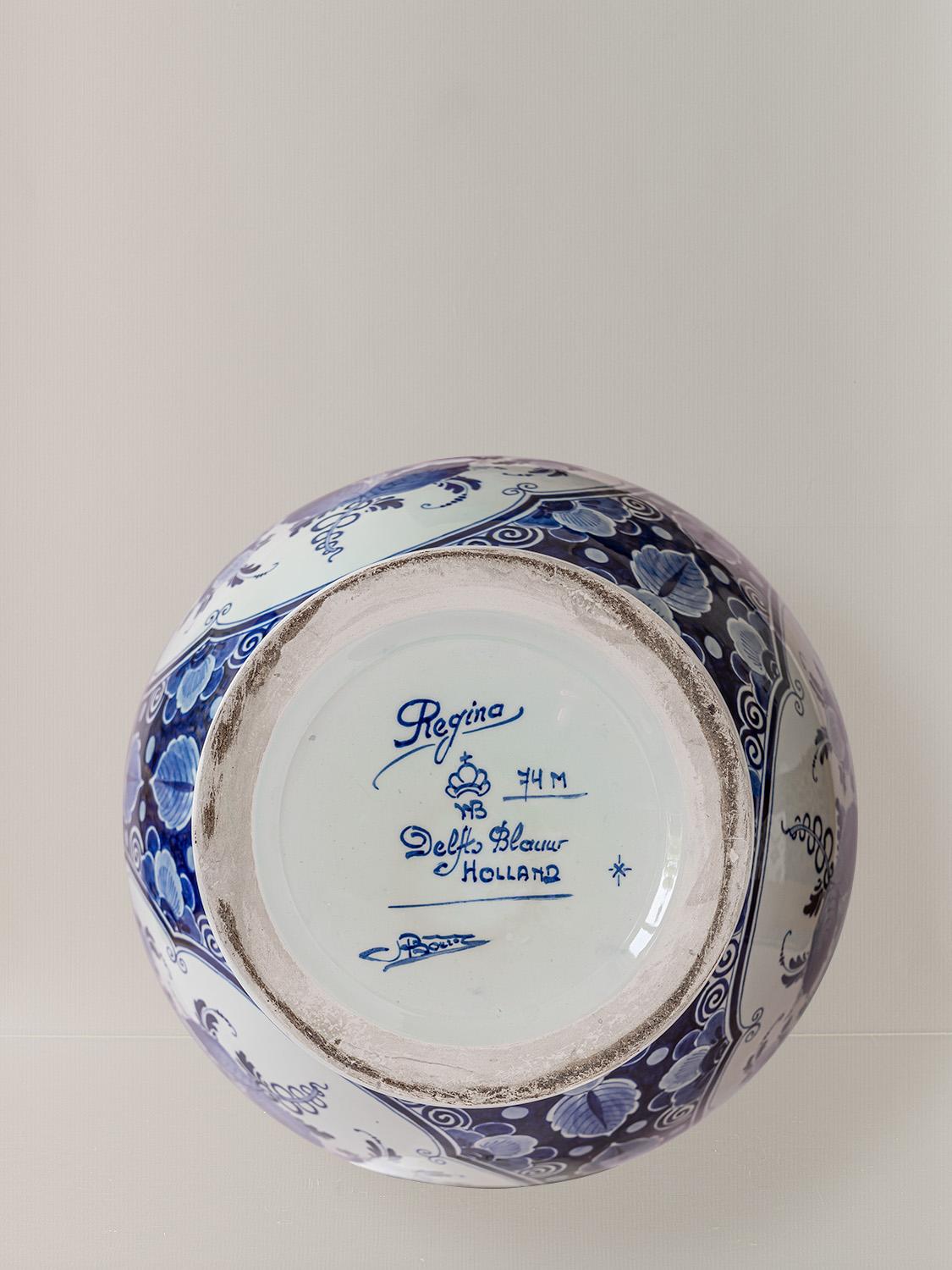 Lampe de table bleue Regina Delft (1935-1979) avec nouvel abat-jour en velours rouge écarlate en vente 1