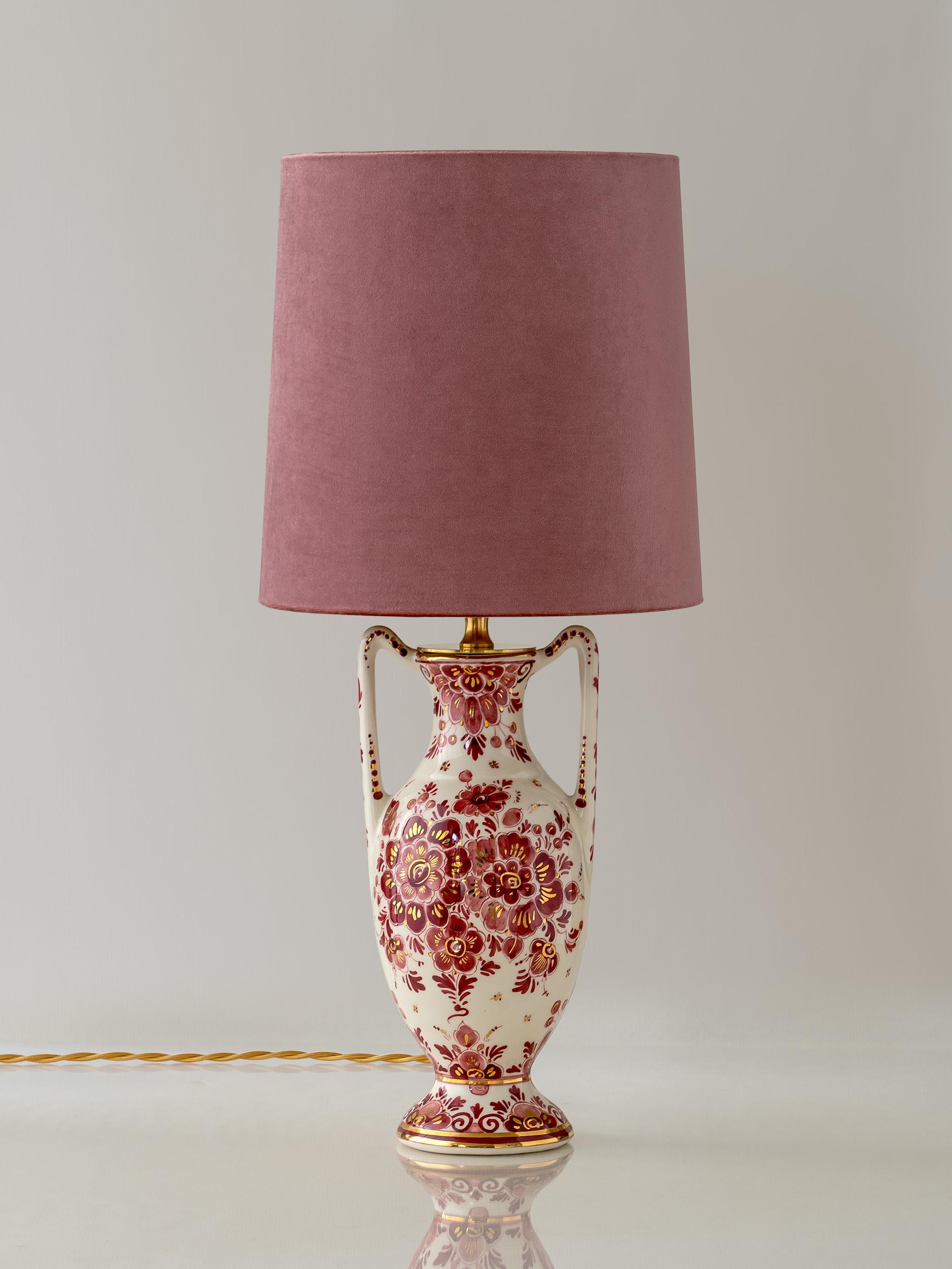 Die vom Amitābha Studio in Amsterdam in exquisiter Handarbeit hergestellte Tischleuchte Billie verwandelt eine seltene rote Vintage-Vase von Regina (Delfts Rood) in ein auffallendes Einzelstück. Diese zu Ehren der niederländischen Königin Wilhelmina