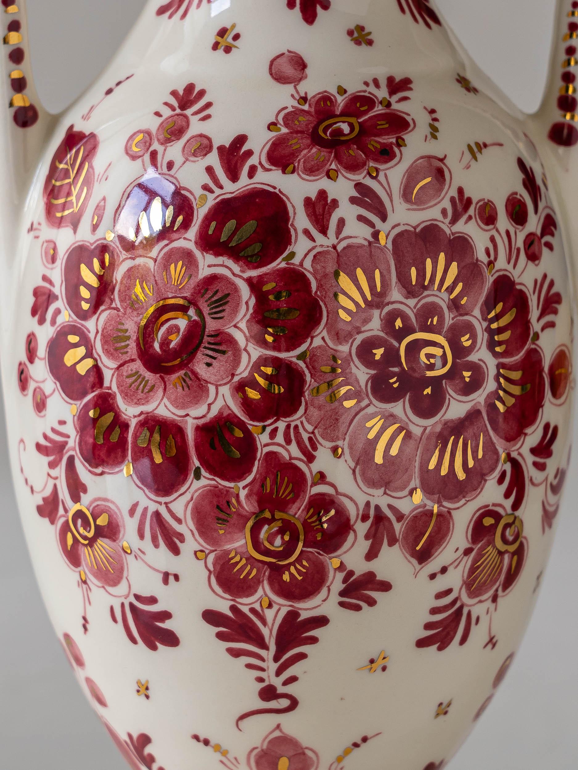 Regina Delft Rote Tischlampe (1935-1979) mit neuem Schirm aus altem Rosensamt (Chinoiserie) im Angebot