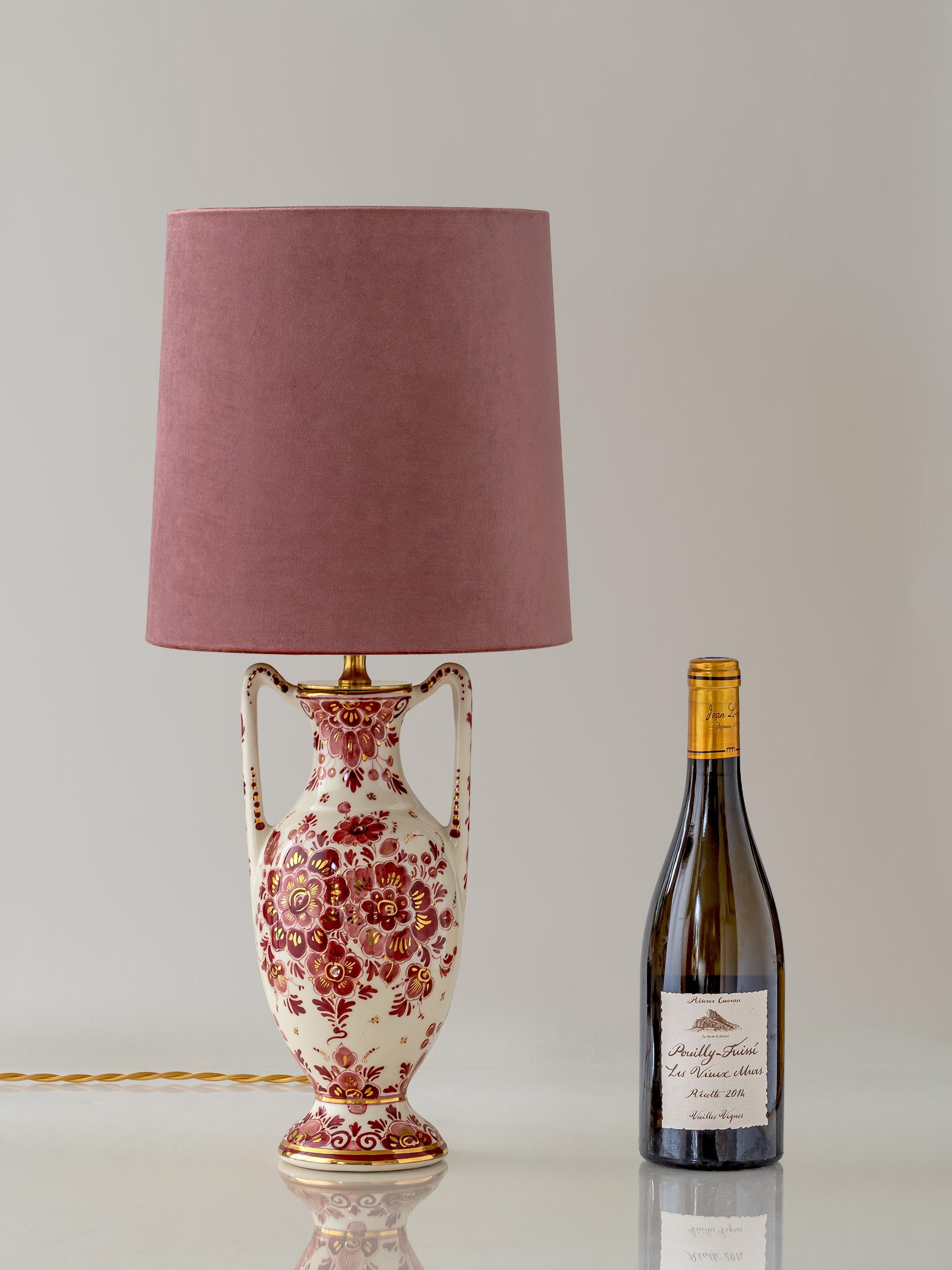 Regina Delft Rote Tischlampe (1935-1979) mit neuem Schirm aus altem Rosensamt (Niederländisch) im Angebot