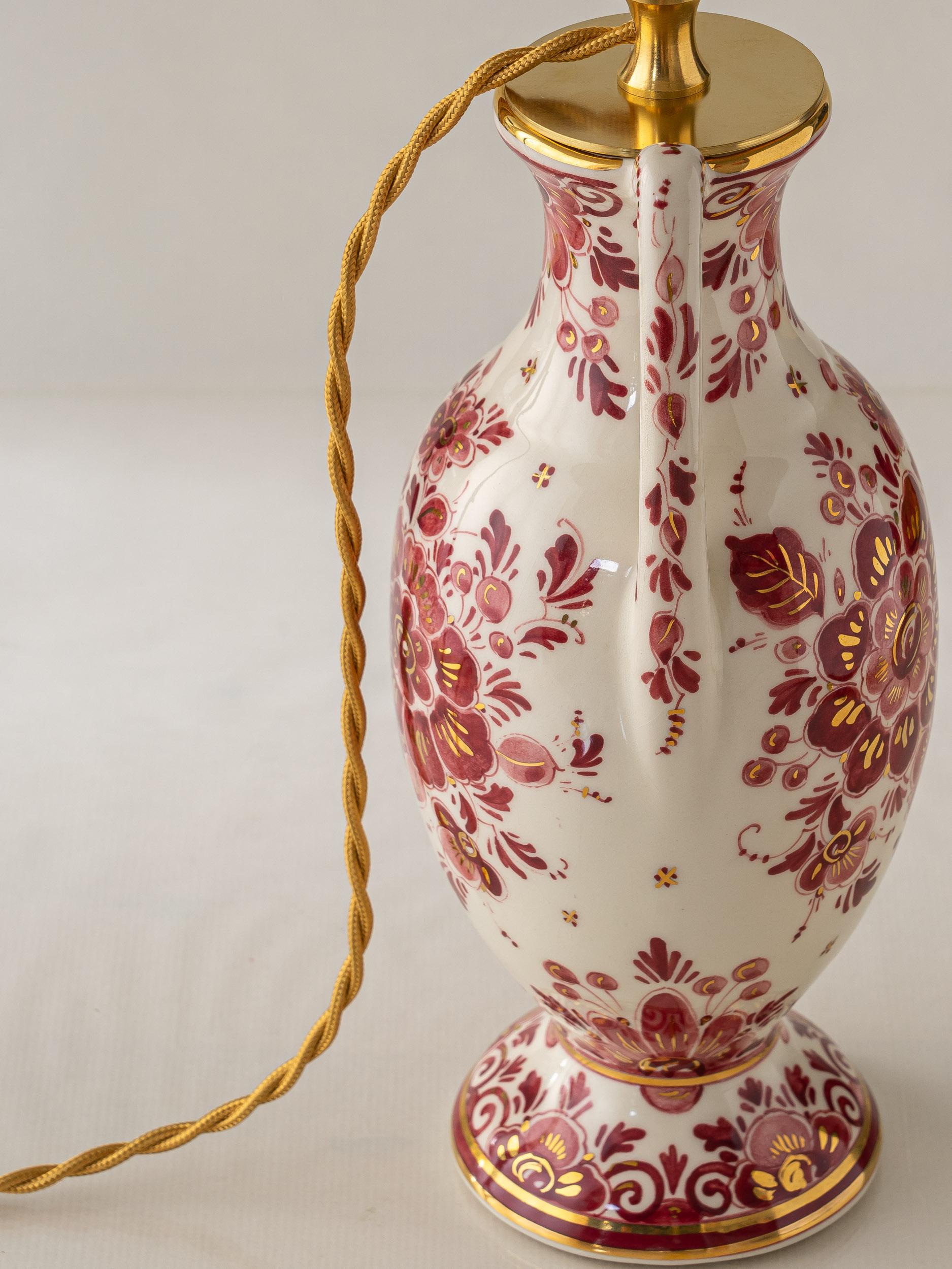 Regina Delft Rote Tischlampe (1935-1979) mit neuem Schirm aus altem Rosensamt (Handgefertigt) im Angebot