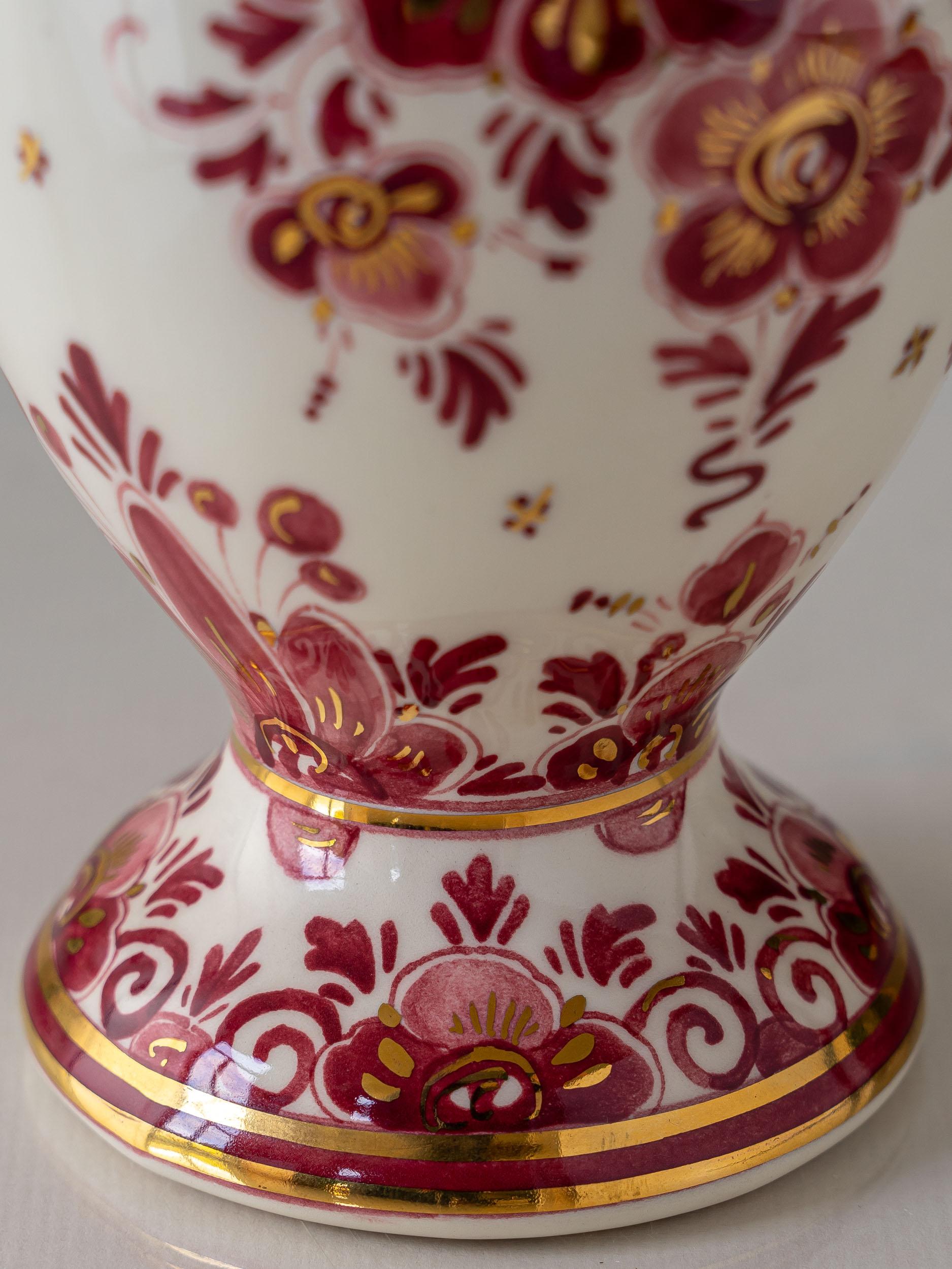 Regina Delft Rote Tischlampe (1935-1979) mit neuem Schirm aus altem Rosensamt im Zustand „Gut“ im Angebot in AMSTERDAM, NL
