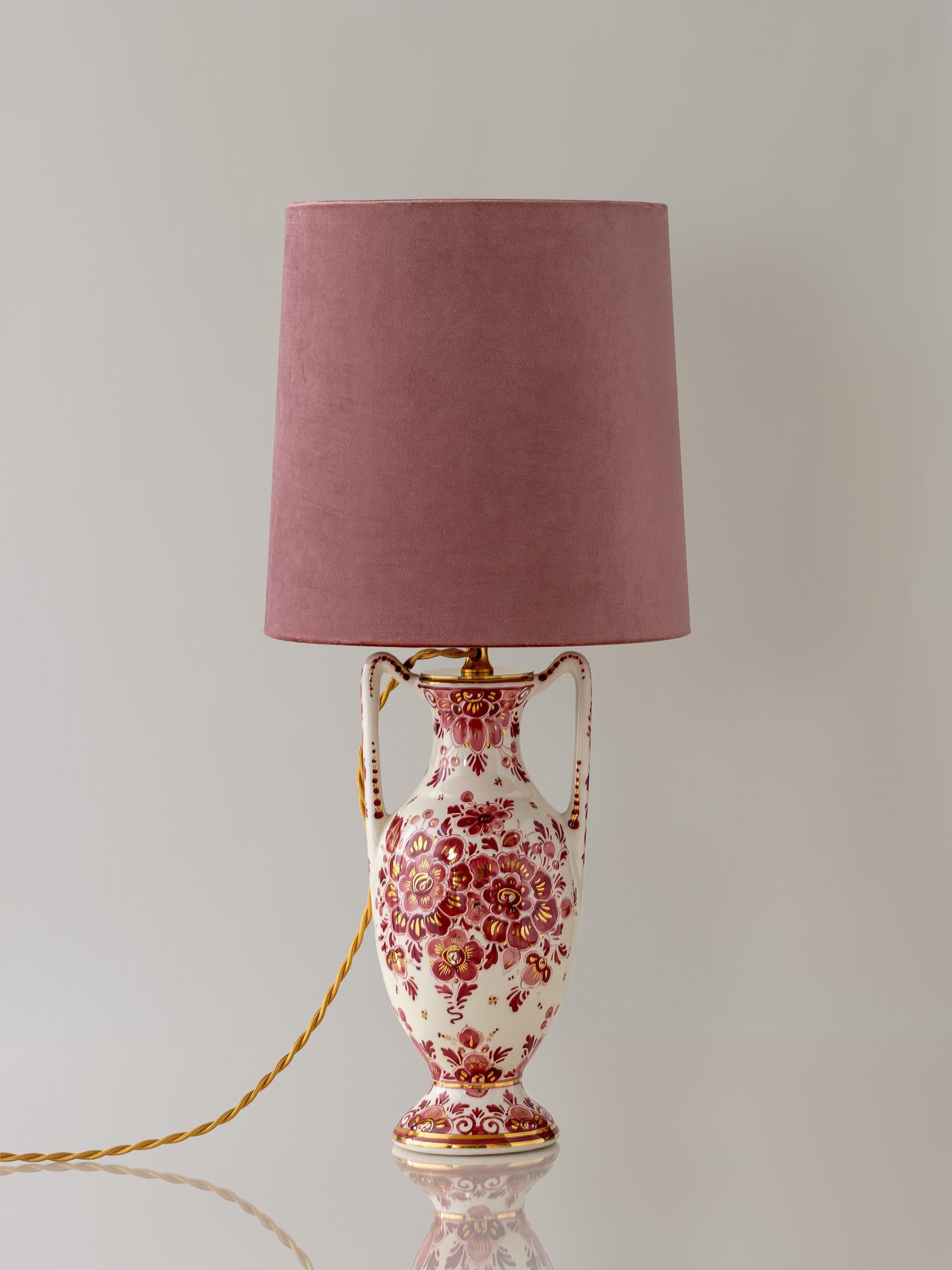 Regina Delft Rote Tischlampe (1935-1979) mit neuem Schirm aus altem Rosensamt (Messing) im Angebot