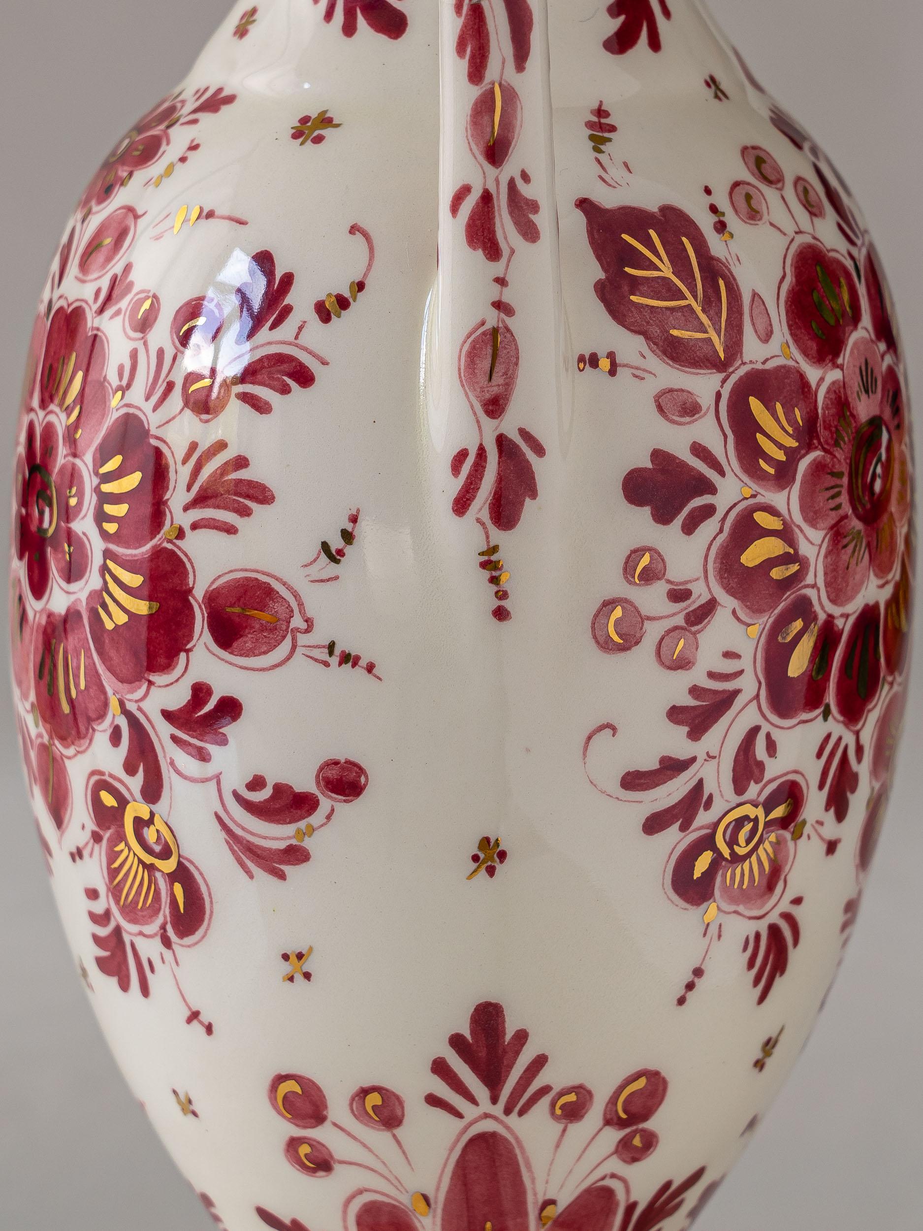 Regina Delft Rote Tischlampe (1935-1979) mit neuem Schirm aus altem Rosensamt im Angebot 1