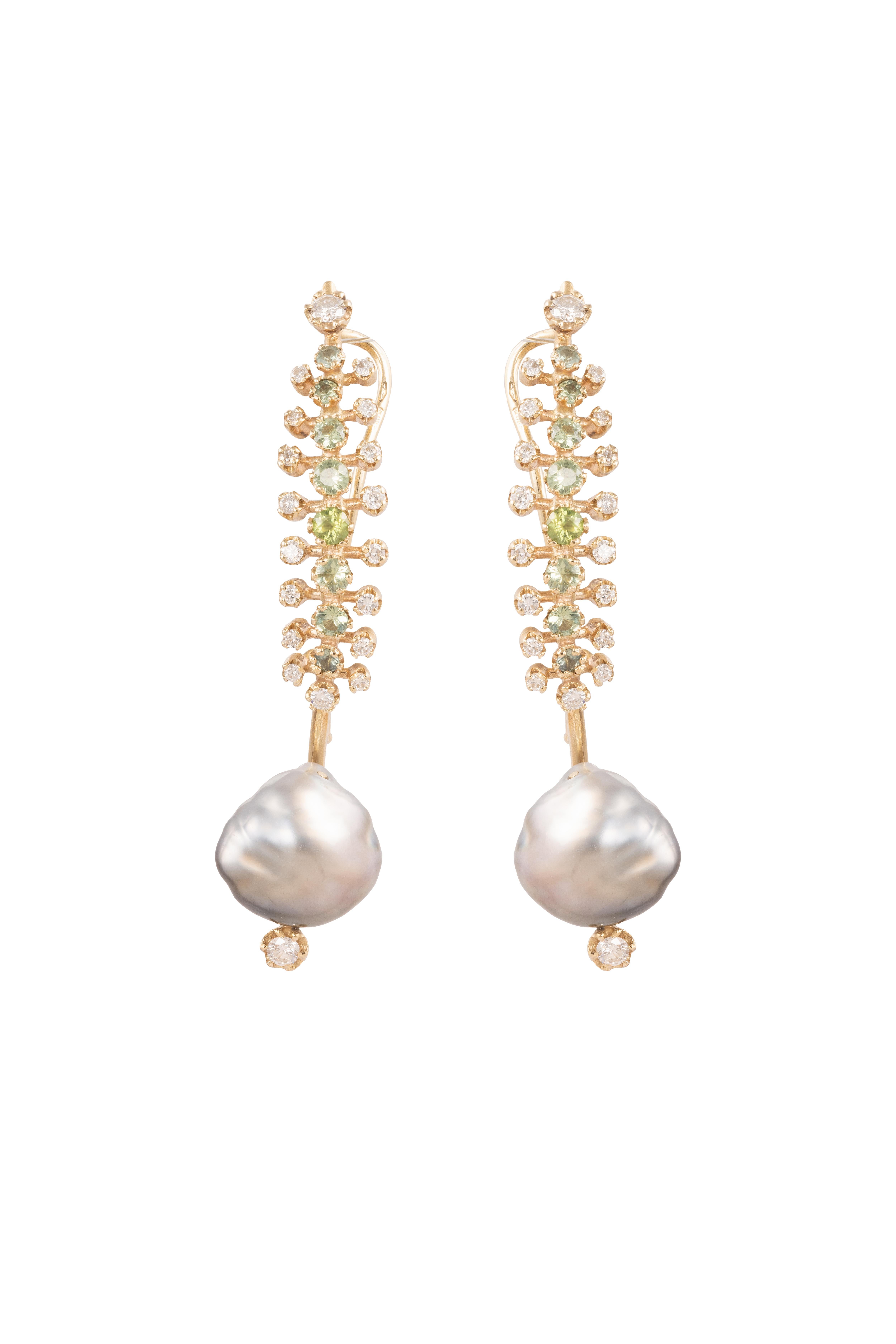 Regina Gambatesa Fly Earrings with Green Sapphire Diamonds and Tahiti Pearls In New Condition For Sale In Paris, IDF