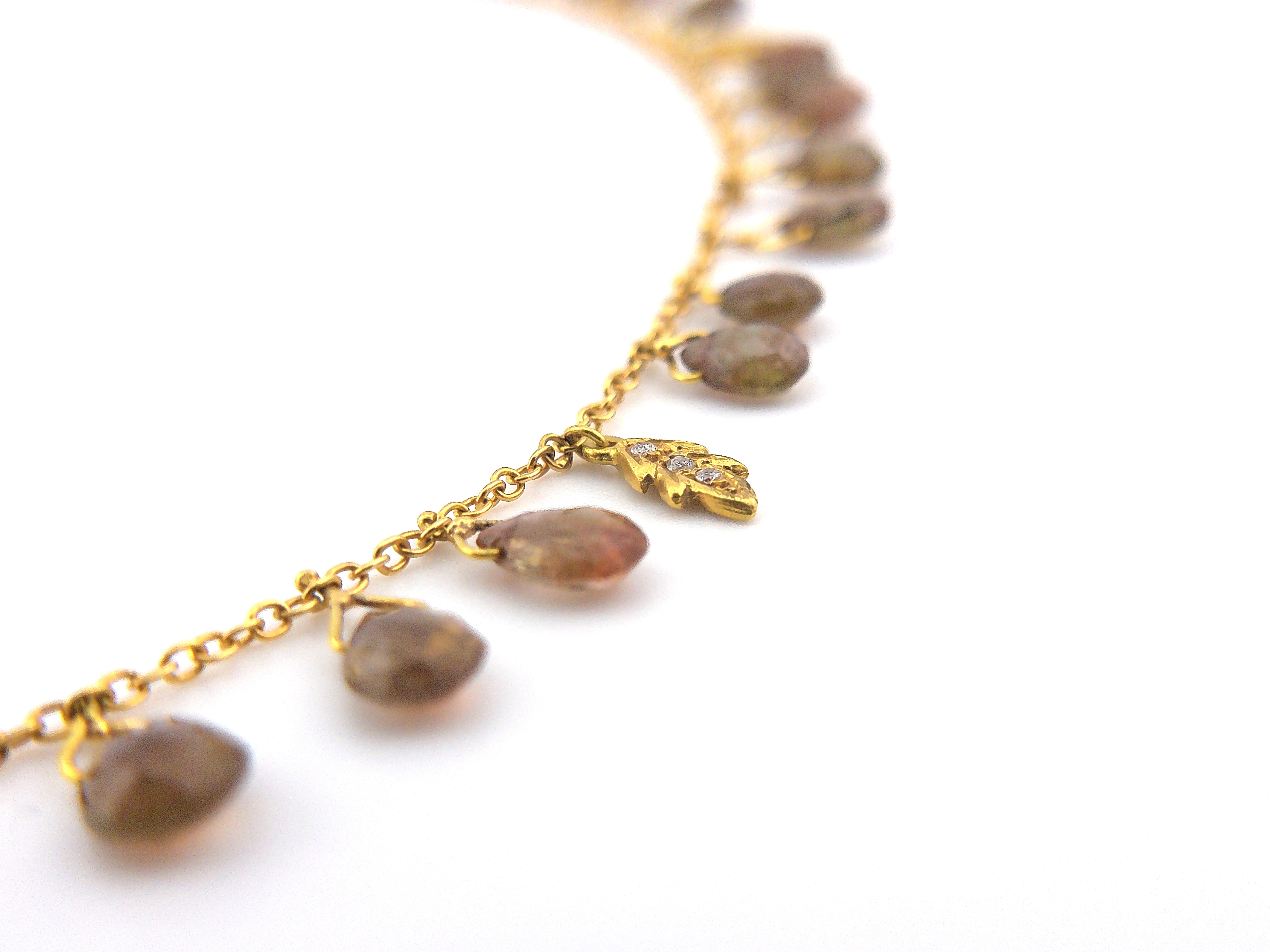Collana di foglie con gocce di zaffiro Moka di Regina Gambatesa presso Second Petale

Informazioni sulle pietre preziose:

Oro 18 Kt, oro giallo
Gocce di Zaffiri Moka
Diamanti

IL CREATORE
REGINA GAMBATESA: UN'ARTISTA DELLO SPIRITO E DELLA