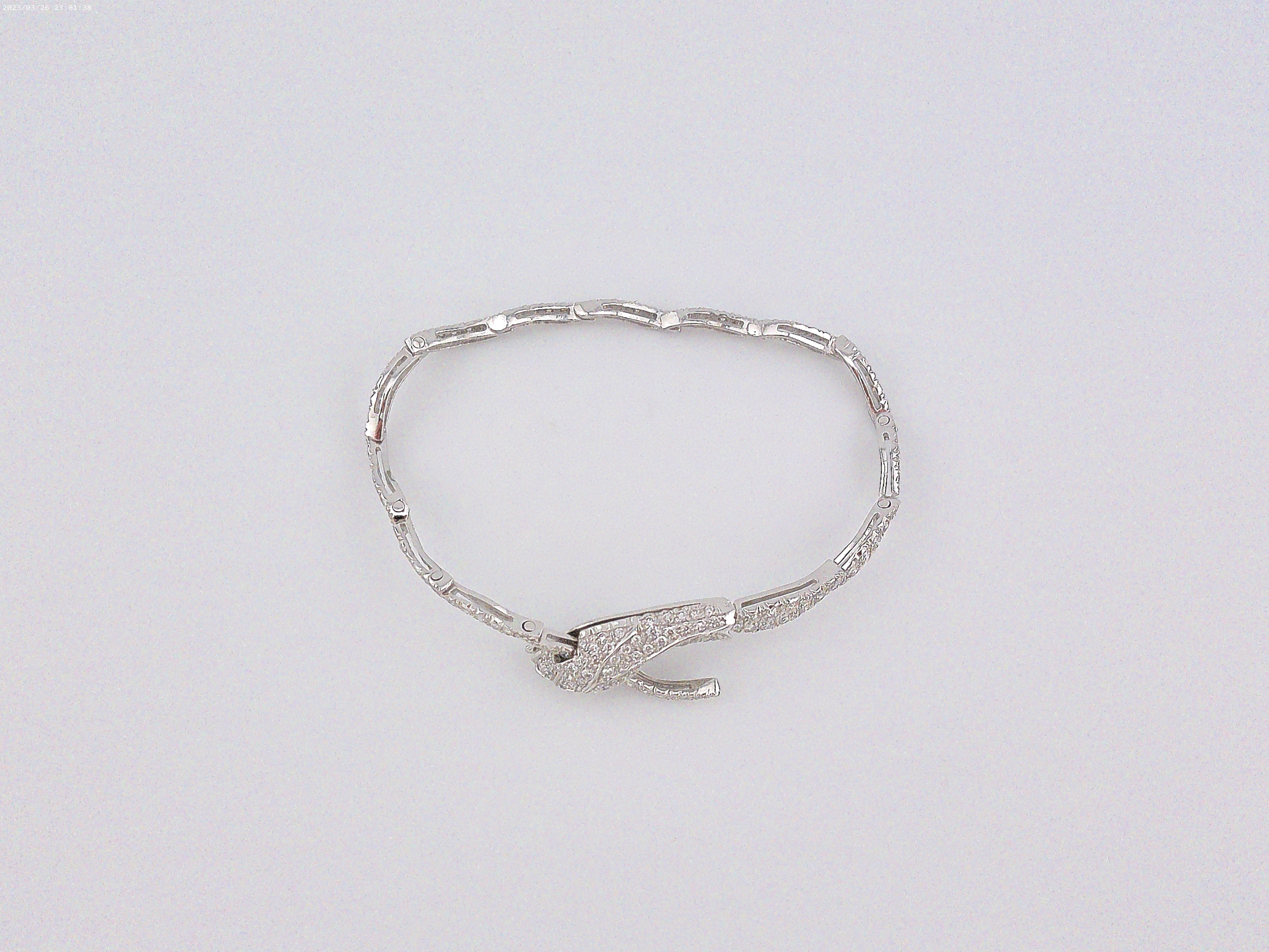 Bracciale Serpente Morbido di Regina Gambatesa presso Second Petale

Informazioni sulle pietre preziose:

Oro 18 kt, Oro bianco
Diamanti ct 2,45

IL CREATORE
REGINA GAMBATESA: UN'ARTISTA DELLO SPIRITO E DELLA FORMA
Regina Gambatesa è un'artista