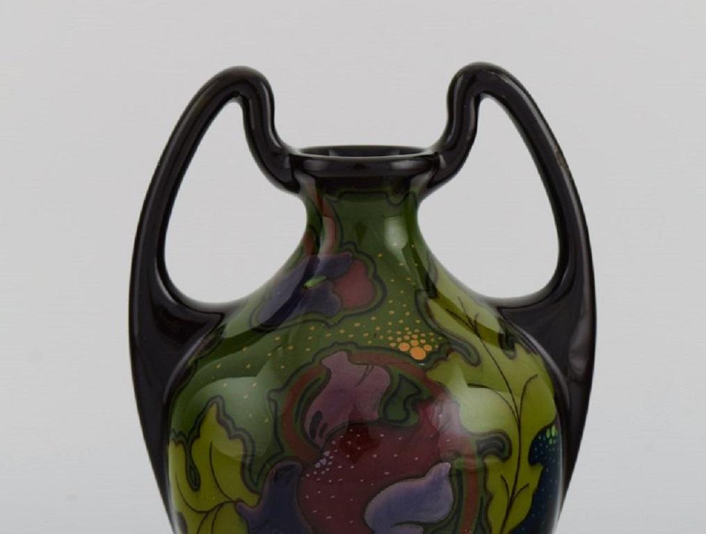 Regina, Holland. Antique art nouveau vase in glazed ceramics with hand-painted flowers and foliage.
Approx. 1910.
Measures: 22.5 x 13.5 cm.
In excellent condition.
Stamped.

The Regina pottery factory, Kunstaardewerkfabriek Regina, existed
