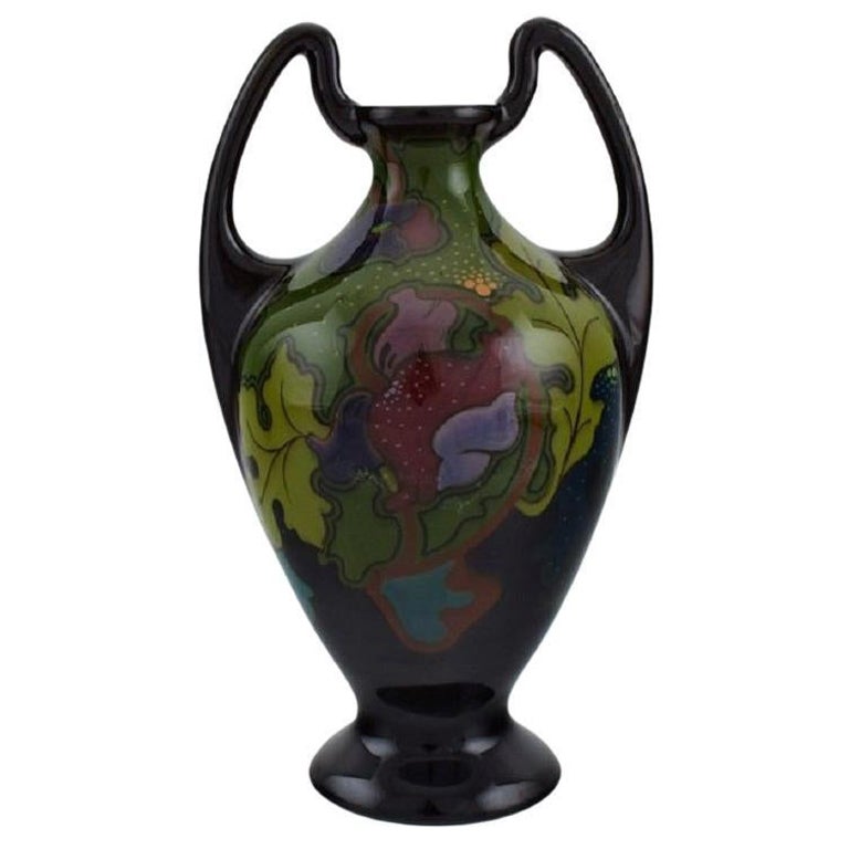 Regina, Hollande, Vase Art nouveau ancien avec fleurs et feuillage peints à la main