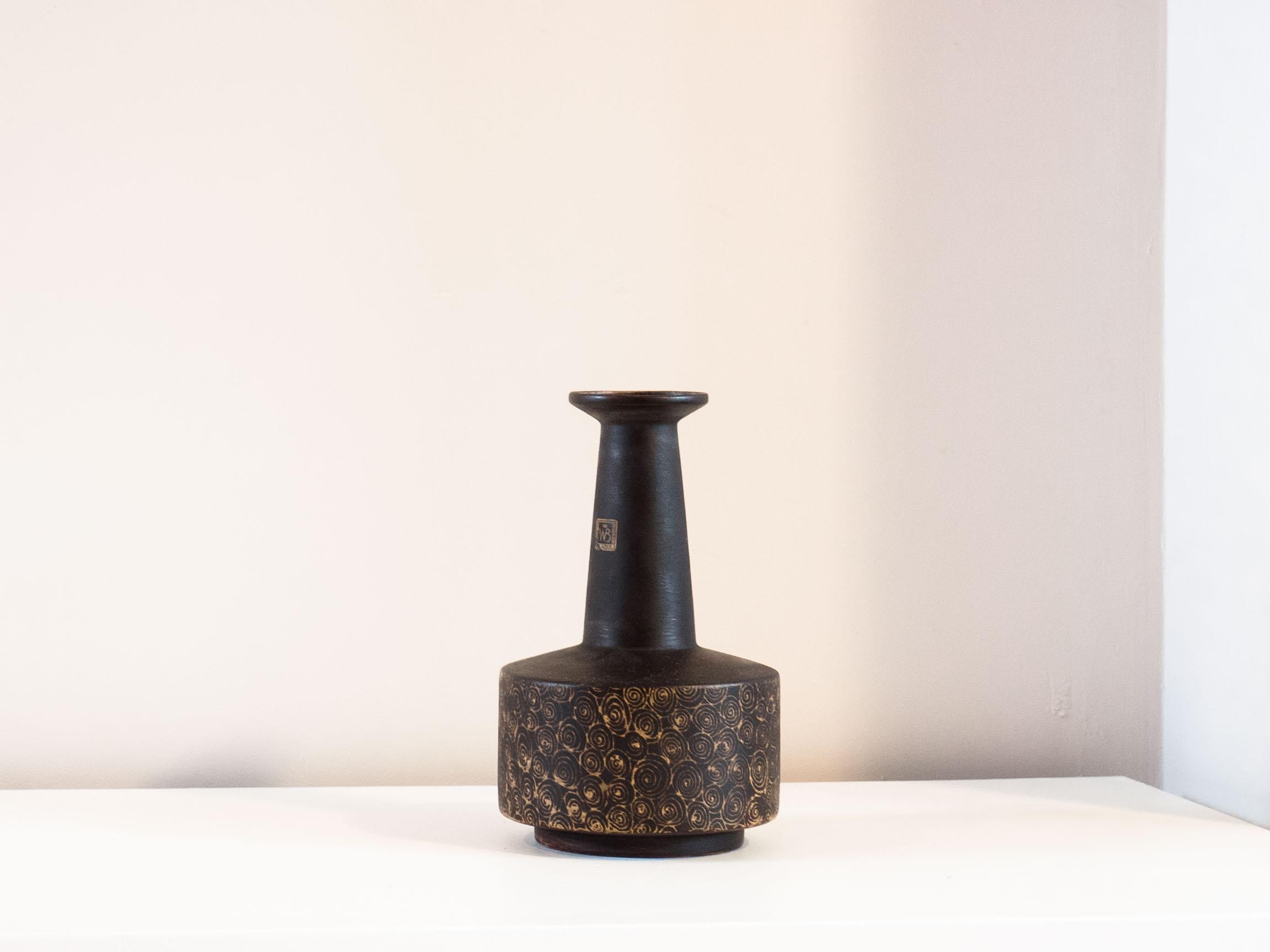 Vintage pottery vase made by Regina of Gouda, the Netherlands. Presumed in the 1960s.

This pottery vase has a dark brown colour and a playful beige to yellow motif on the base.

The vase is in excellent condition.

Dimensions:
13 cm diameter
23 cm