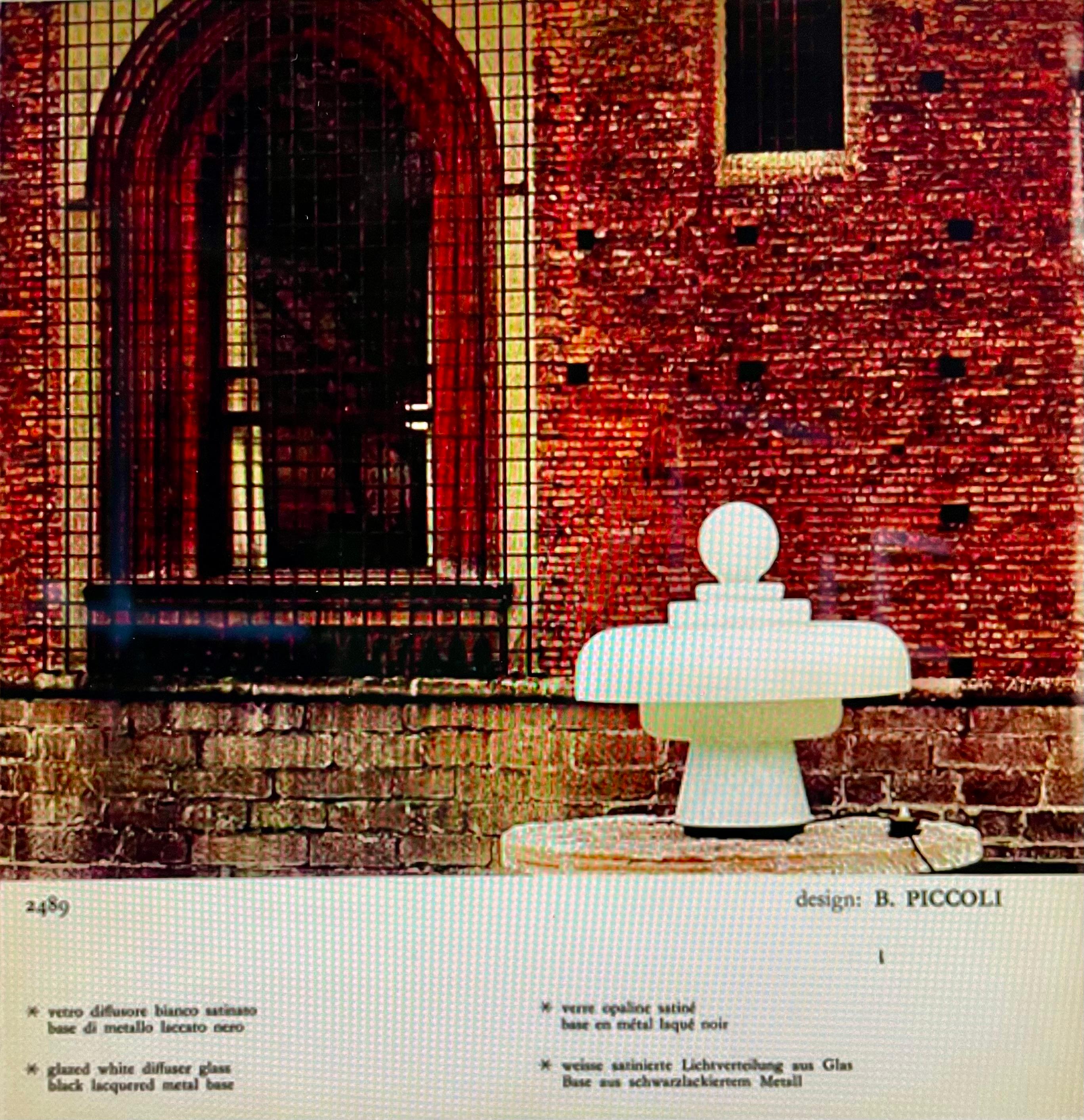 Lampe de table conçue par Bobo Piccoli. Italie, Fontana Arte, 1968.

Grande lampe de table, connue sous le nom de 