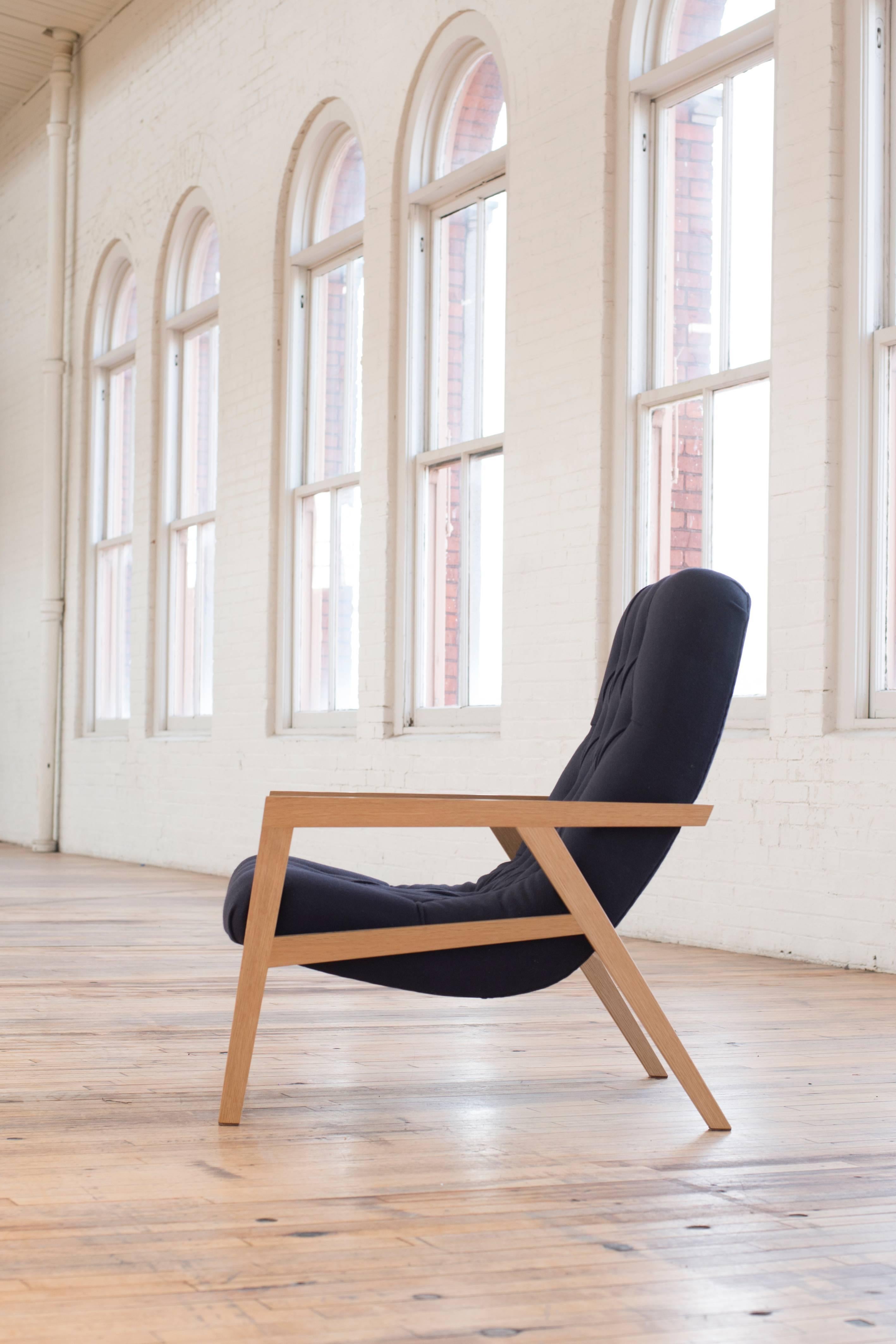 Modern Regina Lounge, Handcrafted Lounge Chair with Wool Diamond Tufted Upholstery For Sale