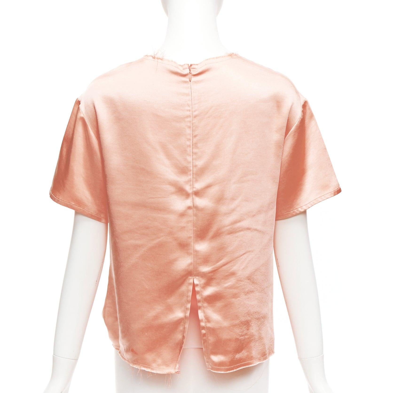 Donna Regina PYO rosa, raso di seta con nodo frontale, girocollo con bordo sfrangiato, top S in vendita