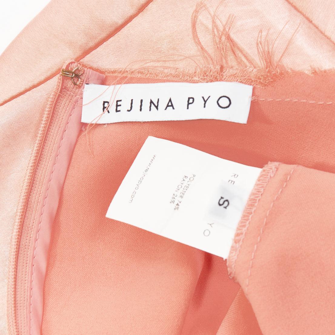 Regina PYO rosa, raso di seta con nodo frontale, girocollo con bordo sfrangiato, top S in vendita 3
