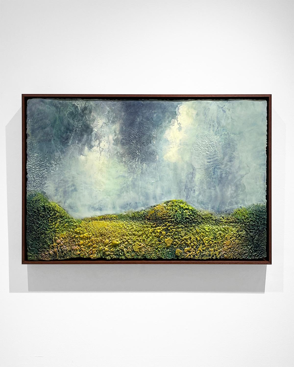 Tempesta in avvicinamento (pittura di paesaggio a encausto con collina erbosa e cielo nuvoloso) - Painting di Regina Quinn 