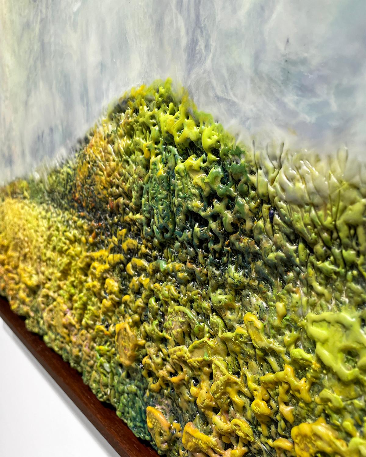 Tempesta in avvicinamento (pittura di paesaggio a encausto con collina erbosa e cielo nuvoloso) - Painting Contemporaneo di Regina Quinn 