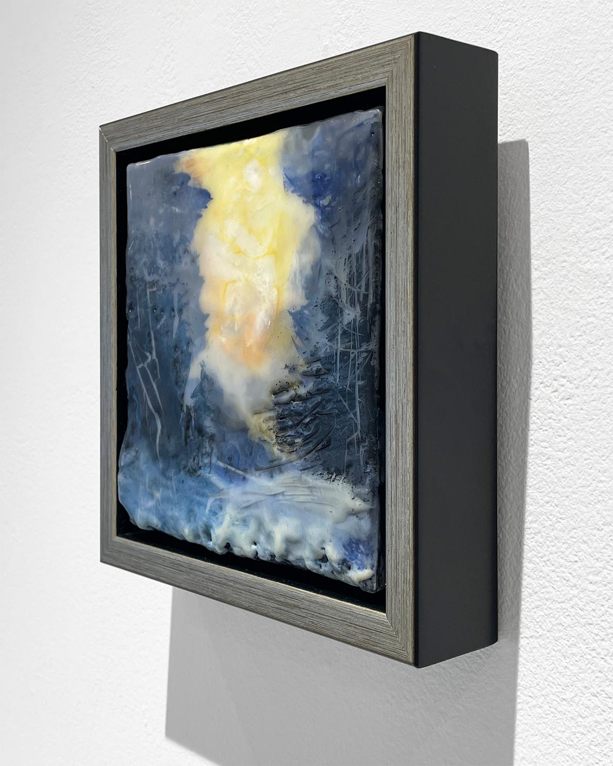 Plata y oro (Paisaje abstracto en encáustica azul y amarilla de Regina Quinn) - Landscape Painting Negro de Regina Quinn 