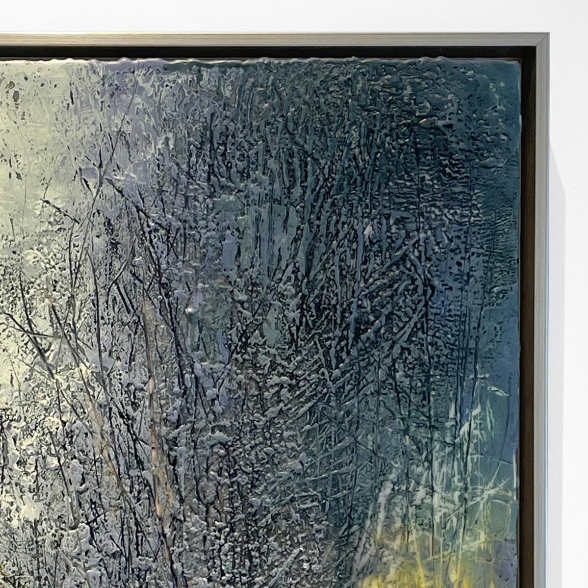 Neve al crepuscolo (pittura paesaggistica ad encausto di una foresta invernale) - Landscape Painting Grigio di Regina Quinn 