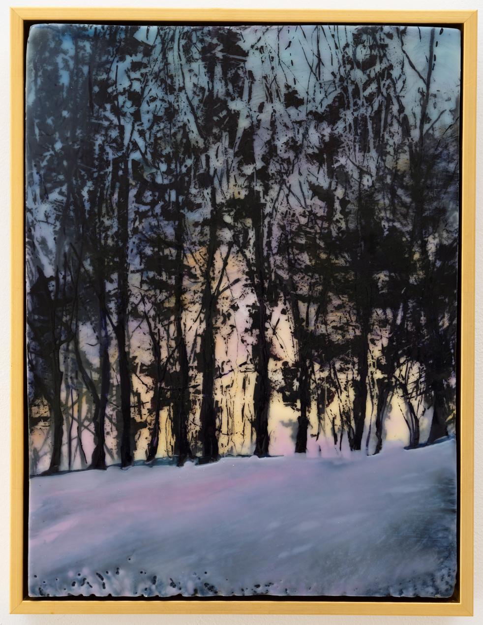 Neige de printemps (peinture contemporaine à l'encaustique d'un coucher de soleil derrière une ligne d'arbres sombre) - Contemporain Mixed Media Art par Regina Quinn 