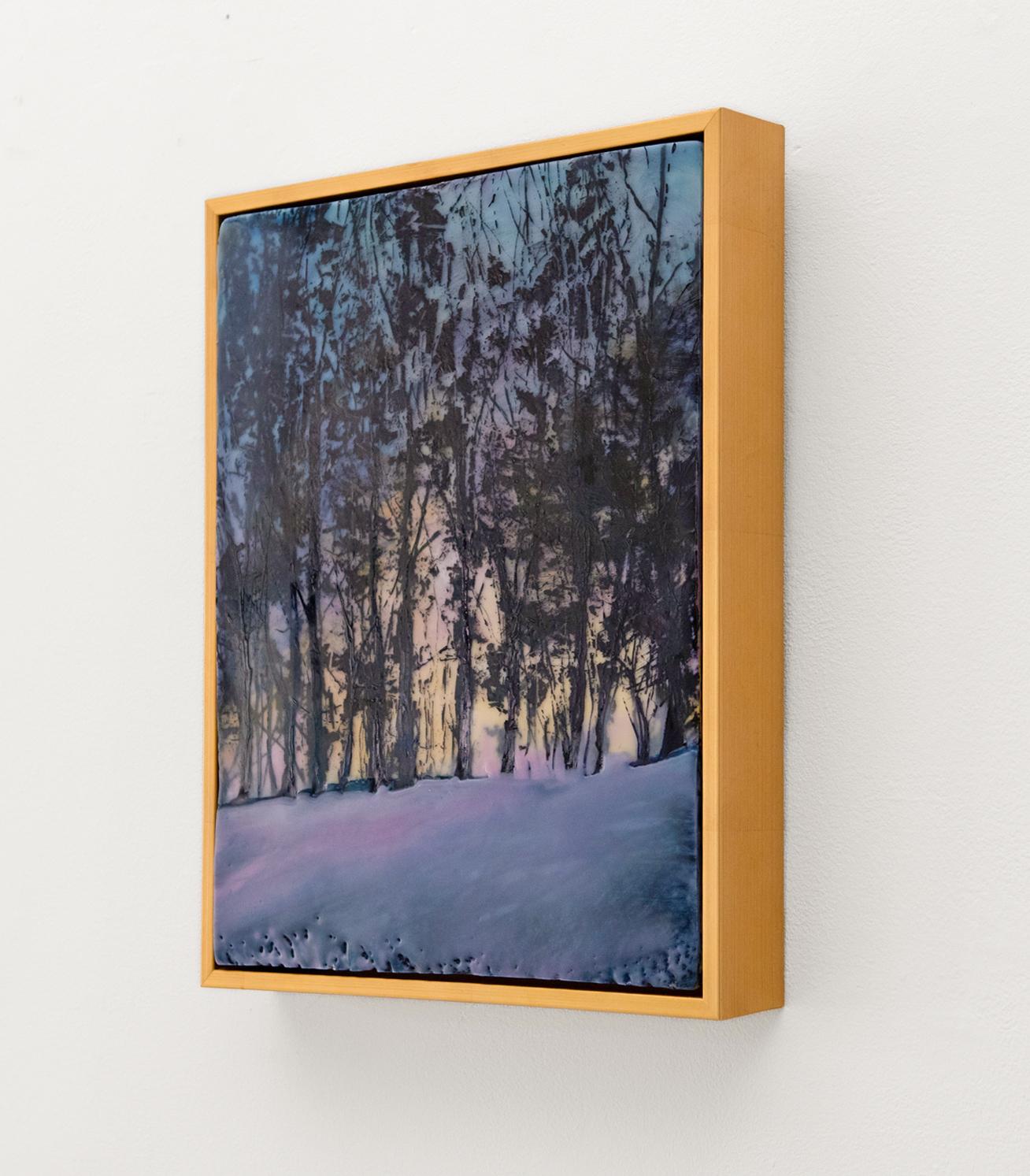 Neige de printemps (peinture contemporaine à l'encaustique d'un coucher de soleil derrière une ligne d'arbres sombre) en vente 1