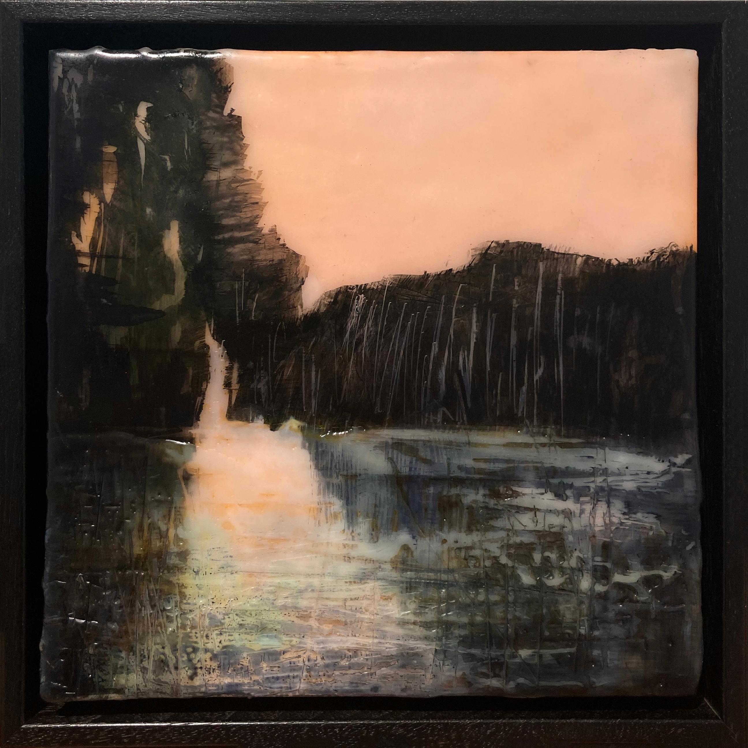 The Marsh in Early Spring (kleine zeitgenössische Enkaustik-Landschaft, Pfirsich-Sonnenuntergang) (Zeitgenössisch), Mixed Media Art, von Regina Quinn 