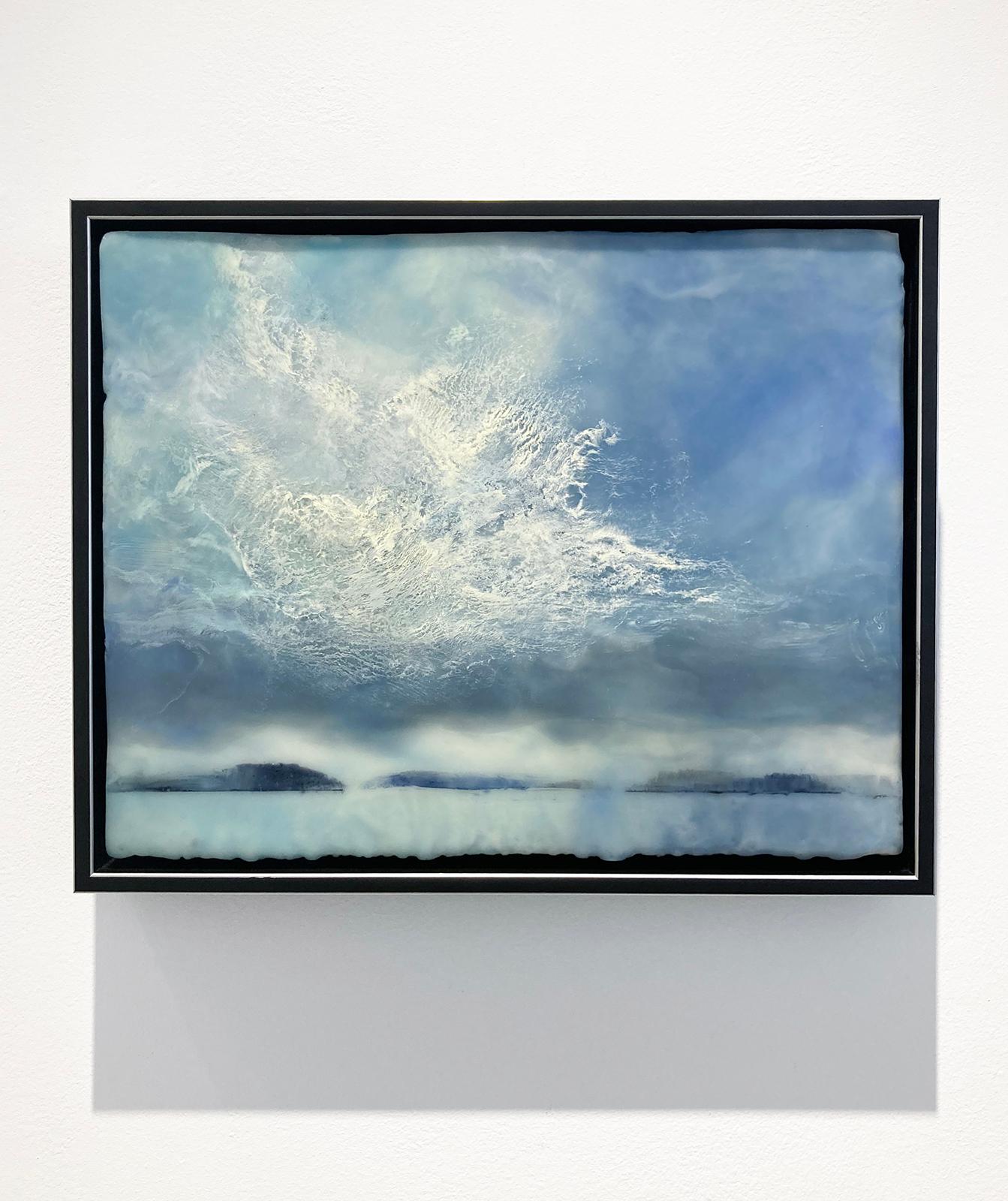 Peinture de paysage d'hiver de style impressionniste représentant des nuages blancs spectaculaires dans un ciel bleu au-dessus d'une campagne sereine.
