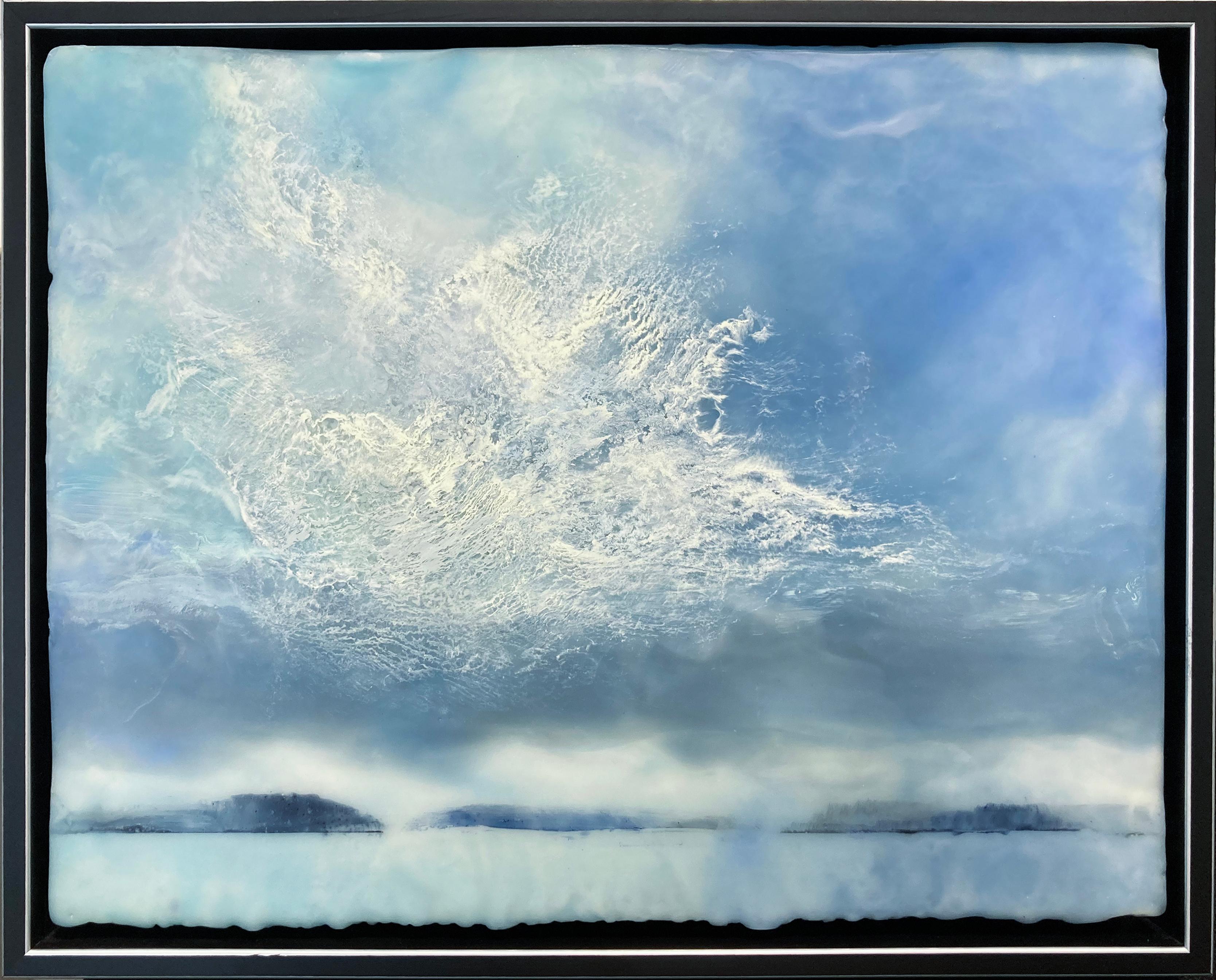 Sky d'hiver (peinture de paysage à l'encaustique de style impressionniste représentant un ciel bleu) - Mixed Media Art de Regina Quinn 