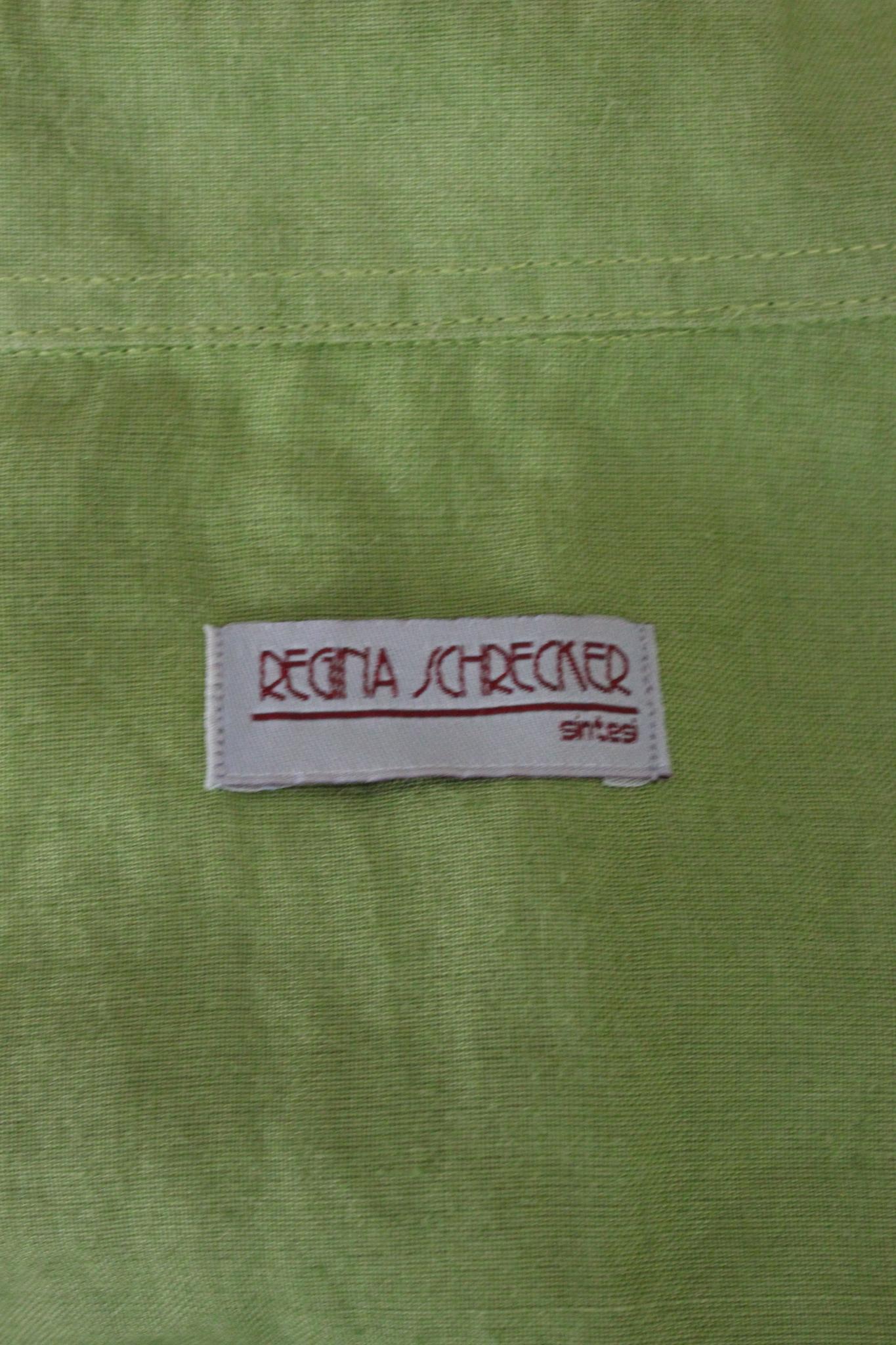 Dieses grüne Vintage-Hemd von Regina Schrecker ist eine tolle Ergänzung für jede Garderobe. Aus 100 % seidenähnlich gewebtem Ramie gefertigt, bietet es ein weiches und doch strukturiertes Gefühl. Der zeitlose grüne Farbton und das Vintage-Design