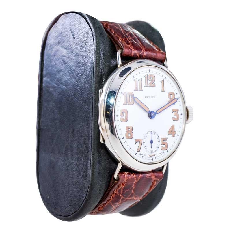 FACTORY / HOUSE: Regina Watch Company
STYLE / REFERENCE: Military / Campaign Style
METAL / MATERIAL: Sterling Sterling
CIRCA / YEAR: 1915
DIMENSIONS: Length 39mm X Diameter 35mm
MOVEMENT / CALIBER: Manual Winding / 15 Jewels 
DIAL / HANDS: Kiln