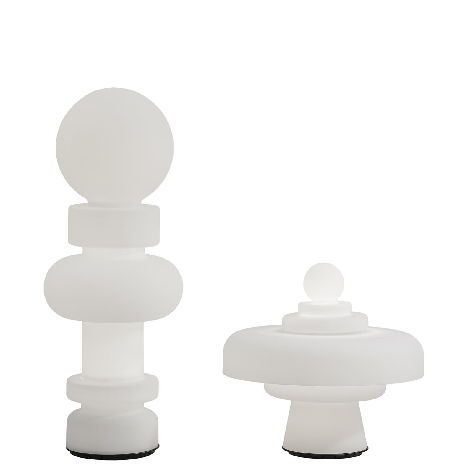 Inspirés par le jeu d'échecs avec leurs formes sinueuses, Re et Regina sont les personnages clés de l'échiquier. Leurs profils se détachent nettement dans la lumière blanche diffusée par le verre opalescent. Véritables individus, ils jouent à deux