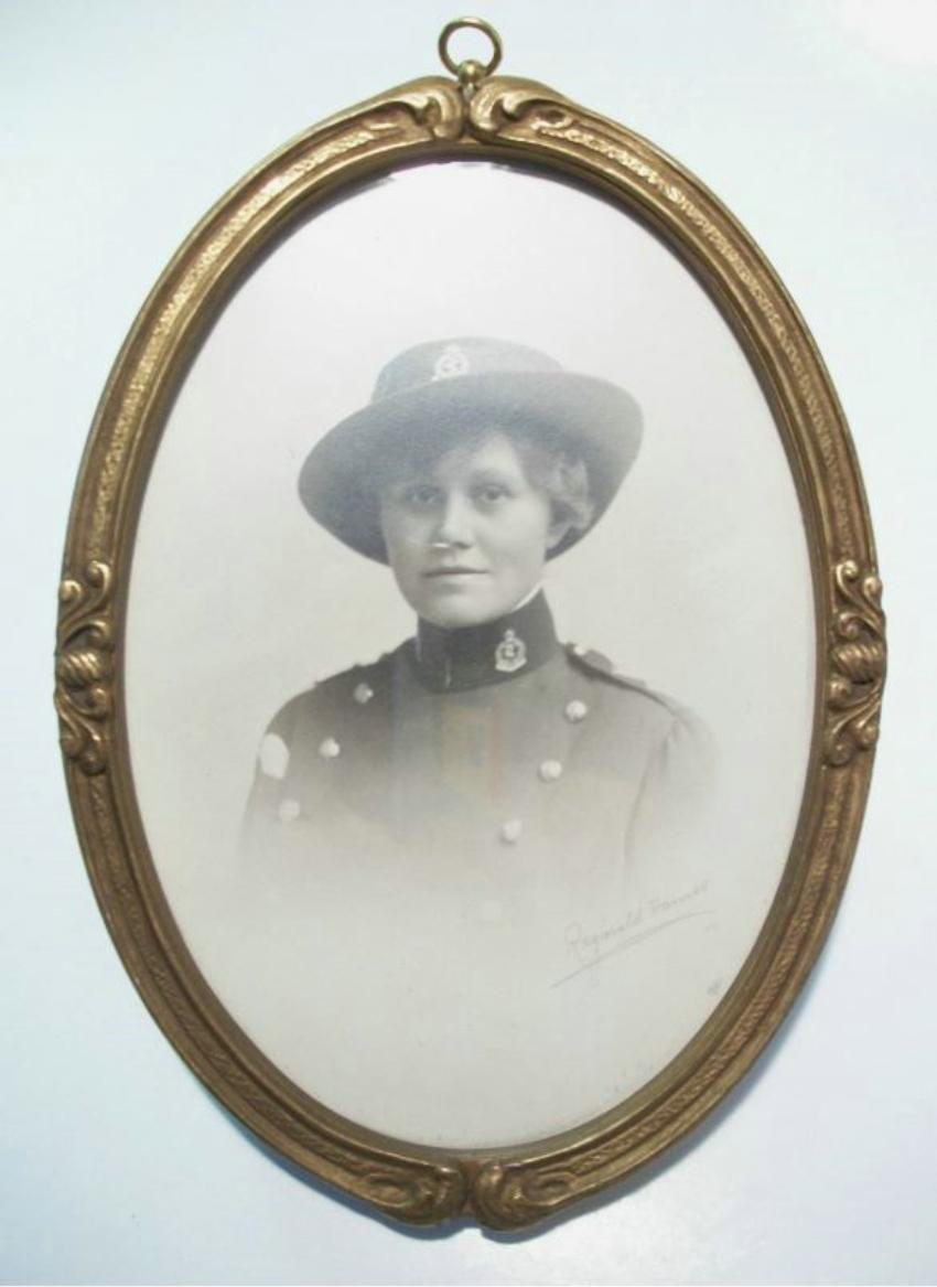 Edwardian REGINALD HAINES (1872-1942) - Signed British Military Portrait in Gilt Frame For Sale
