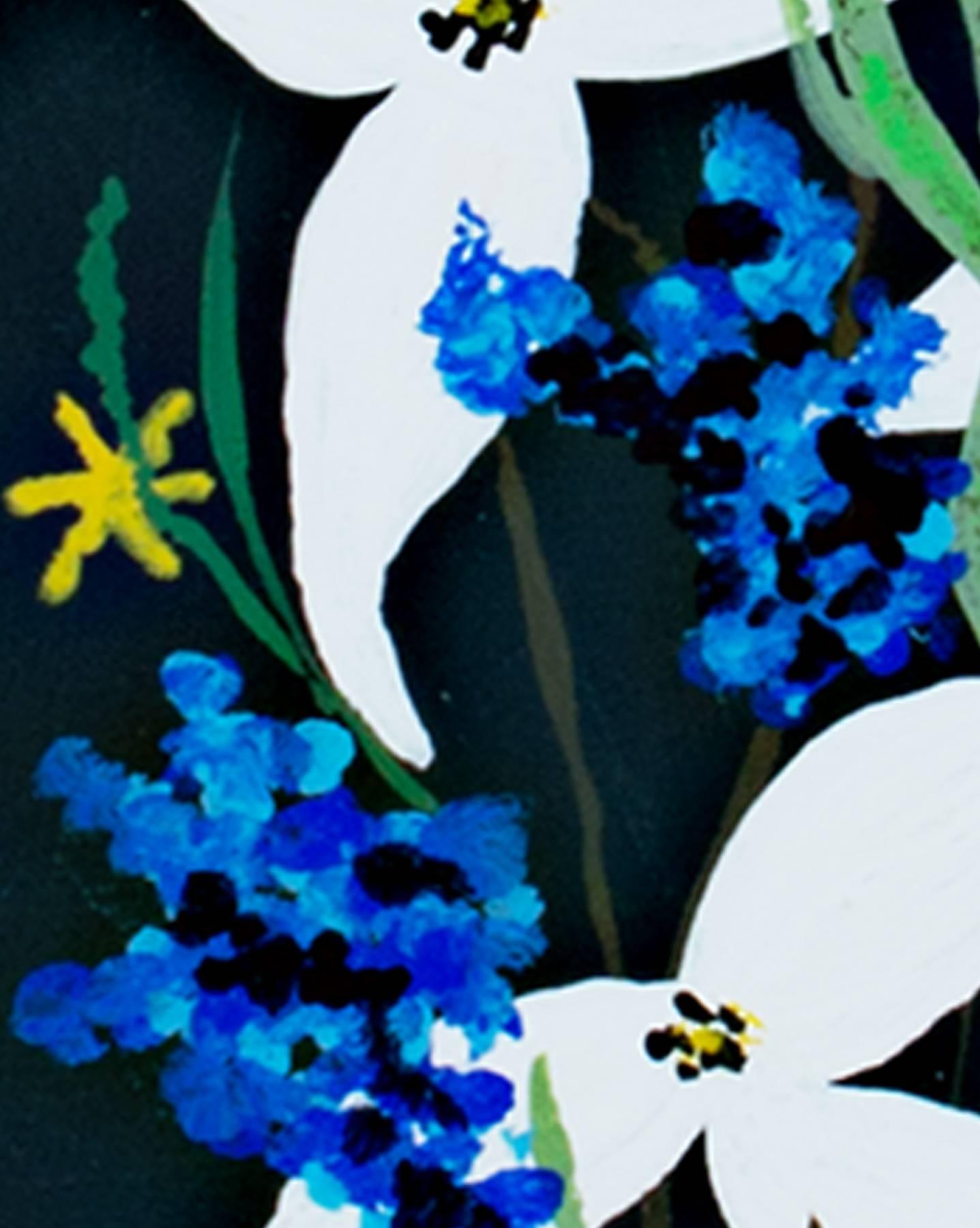 Weiße & blaue Blumen auf dunkelgrünem Hintergrund, Acryl signiert von Reginald Gee (Expressionismus), Painting, von Reginald K. Gee