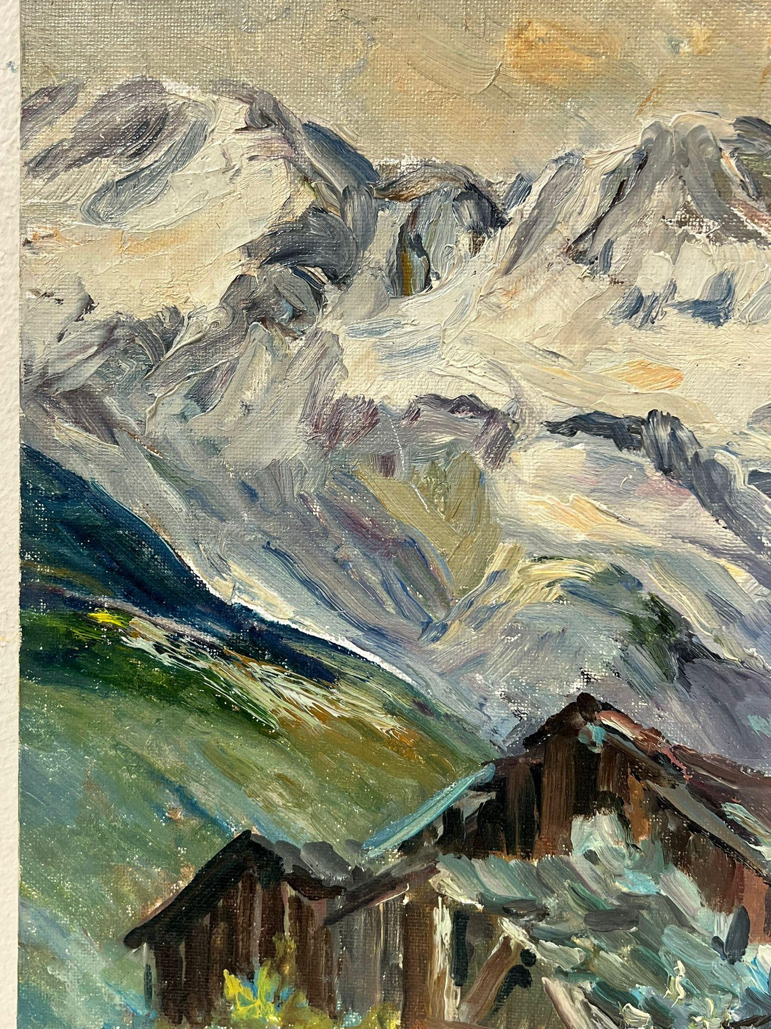 Rustikale Holz Chalets Vanoise, Alpin- Village mit Schneegräsern und Bergspitzen (Grau), Landscape Painting, von Regine David