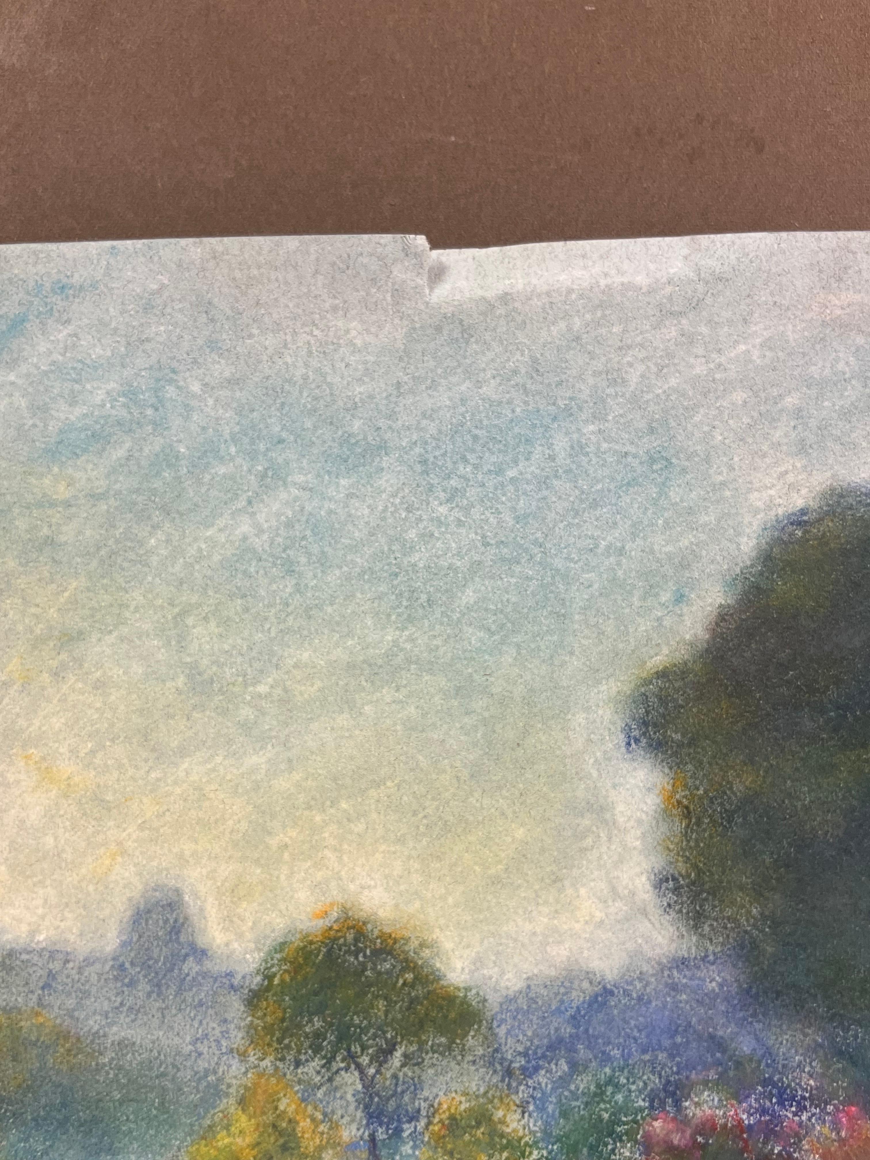 Monumento del giardino 
di David David (artista francese, 1910-2018)
pittura a pastello su carta d'artista
dipinto: 9,5 x 13 pollici
condizioni: Questo dipinto è in condizioni eccellenti, con colori vivaci e dettagli ben conservati. Il dipinto è