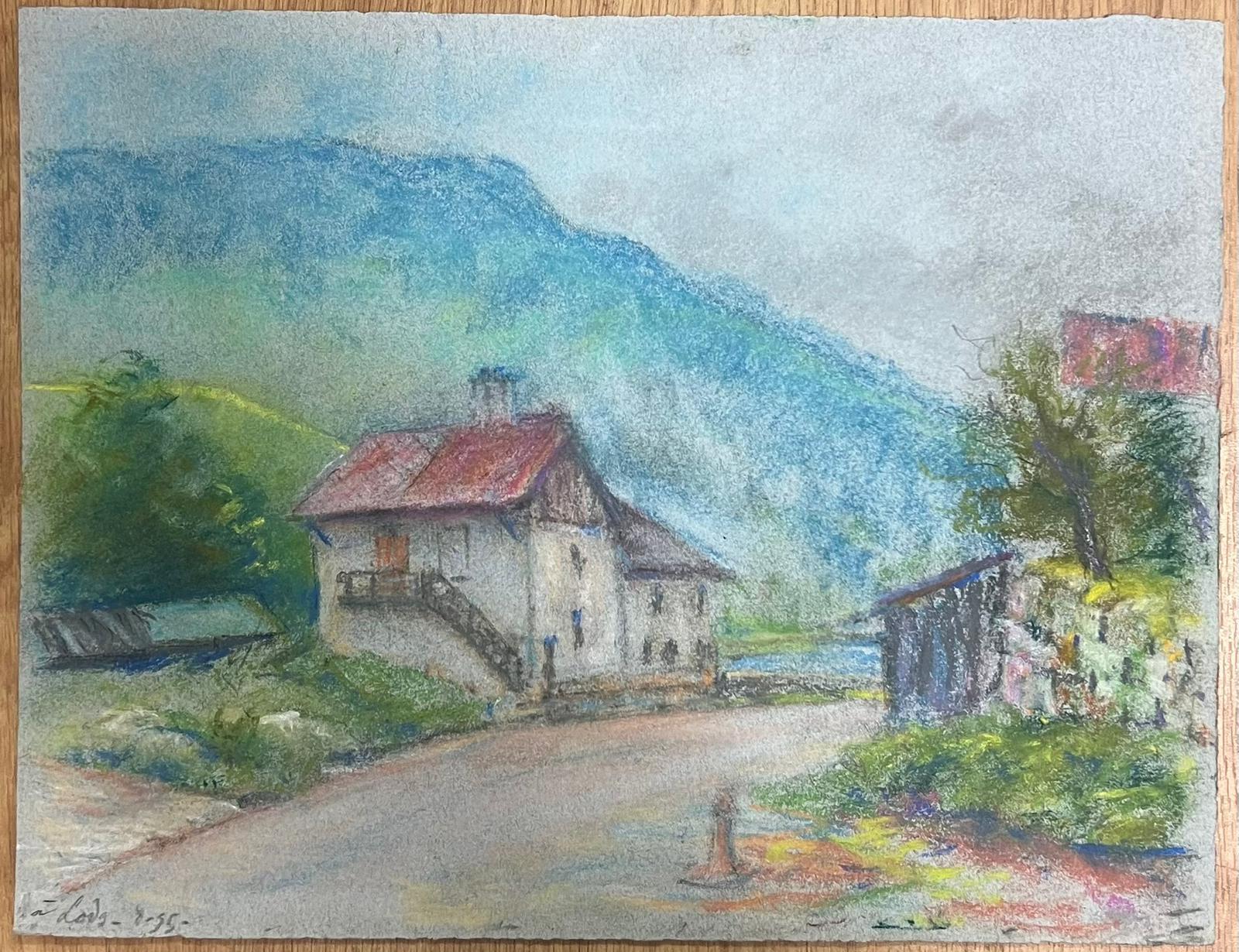 Charmante Dorfstraße führt zu einem rustikalen Haus mit rotem Dachboden und Steinwänden – Painting von Regine David