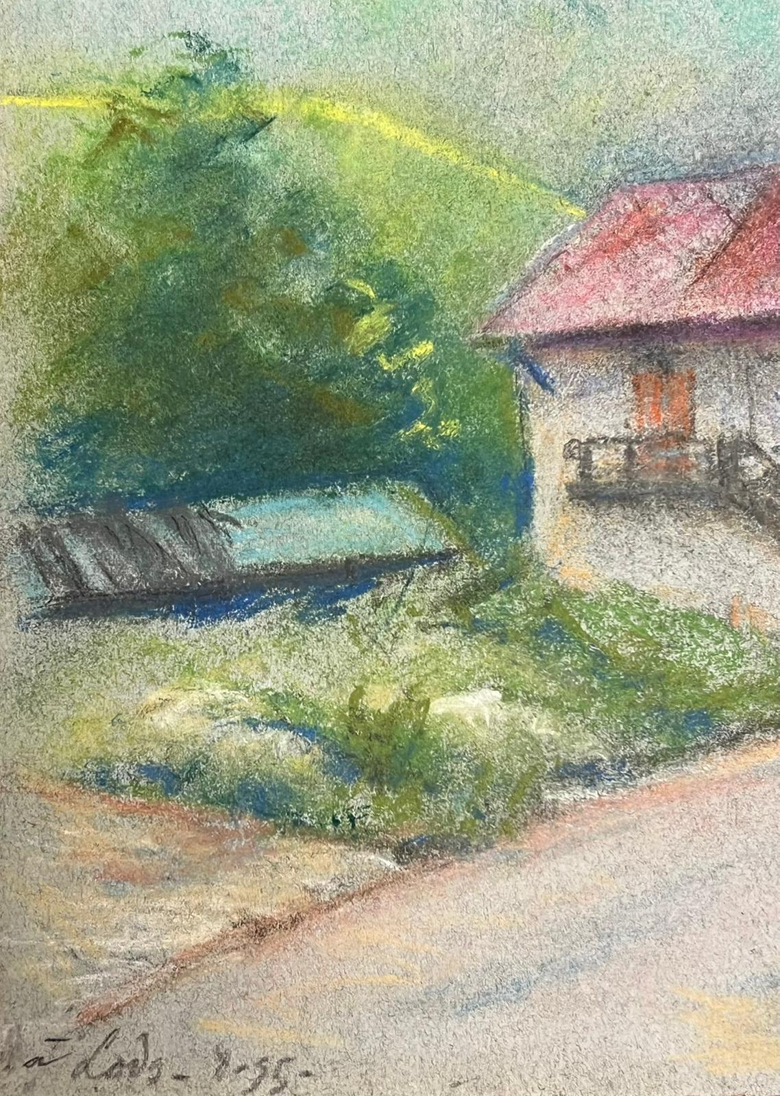 Charmante Dorfstraße führt zu einem rustikalen Haus mit rotem Dachboden und Steinwänden (Post-Impressionismus), Painting, von Regine David