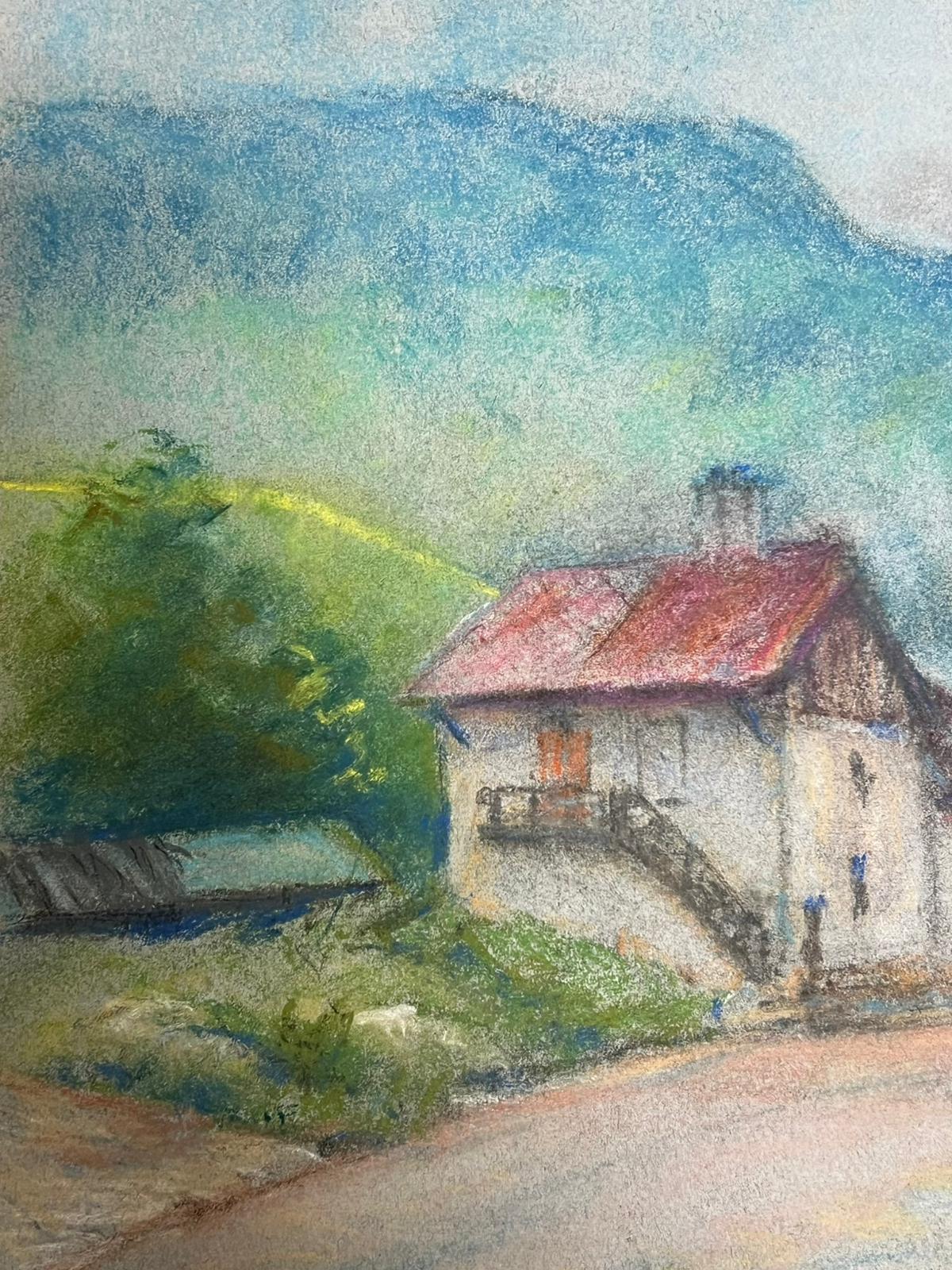 Charmante Dorfstraße führt zu einem rustikalen Haus mit rotem Dachboden und Steinwänden (Grau), Landscape Painting, von Regine David