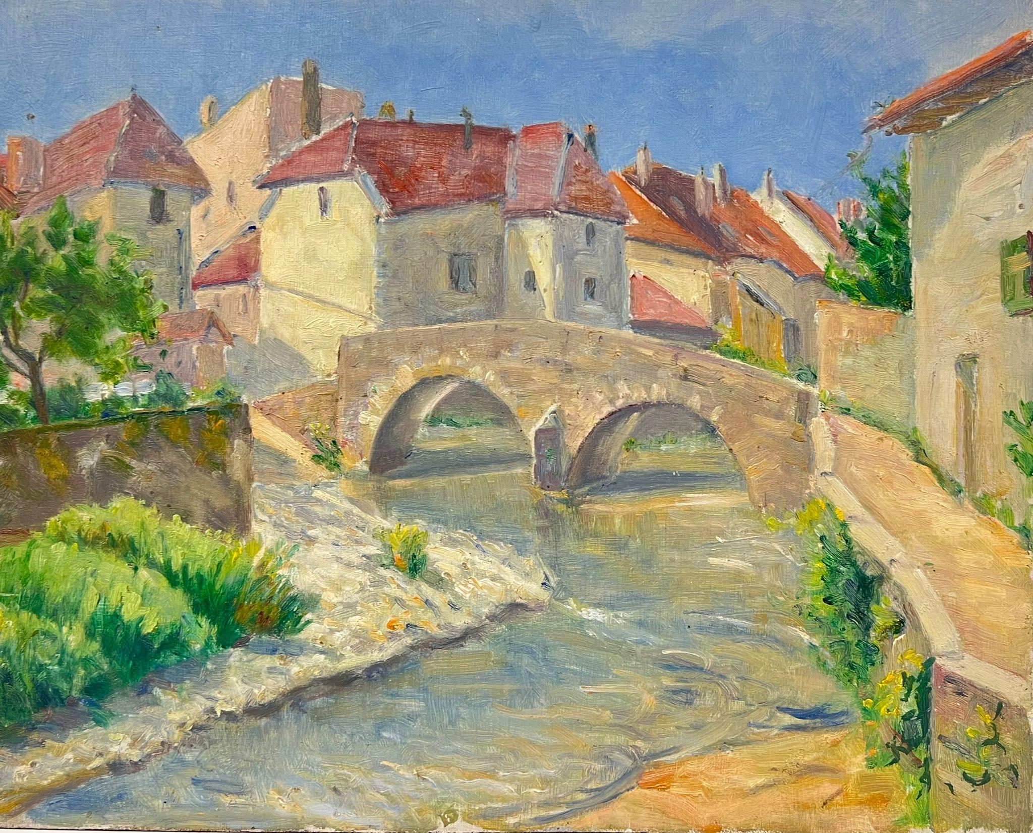 Village de charme avec pont en pierre au-dessus d'une rivière en crue Campagne française