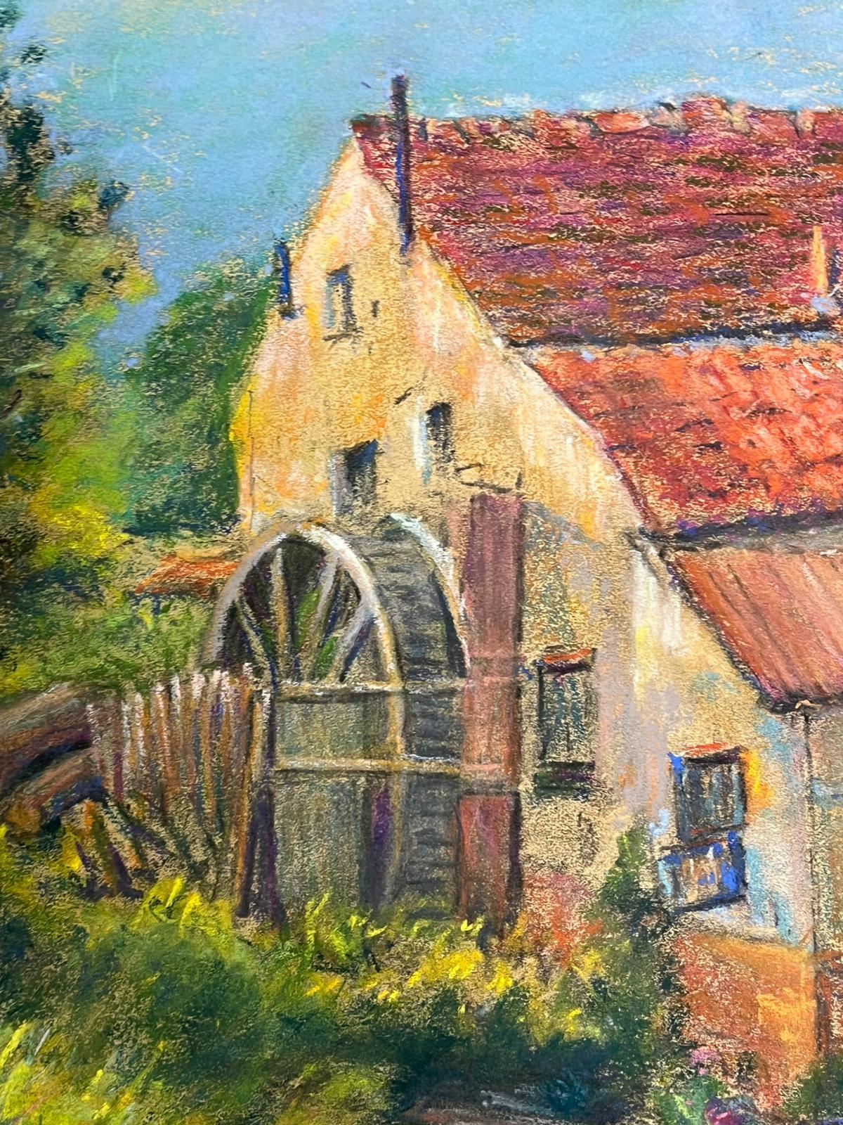 Incantevole scena di mulino ad acqua con fogliame lussureggiante e vibrante paesaggio pastello in vendita 3