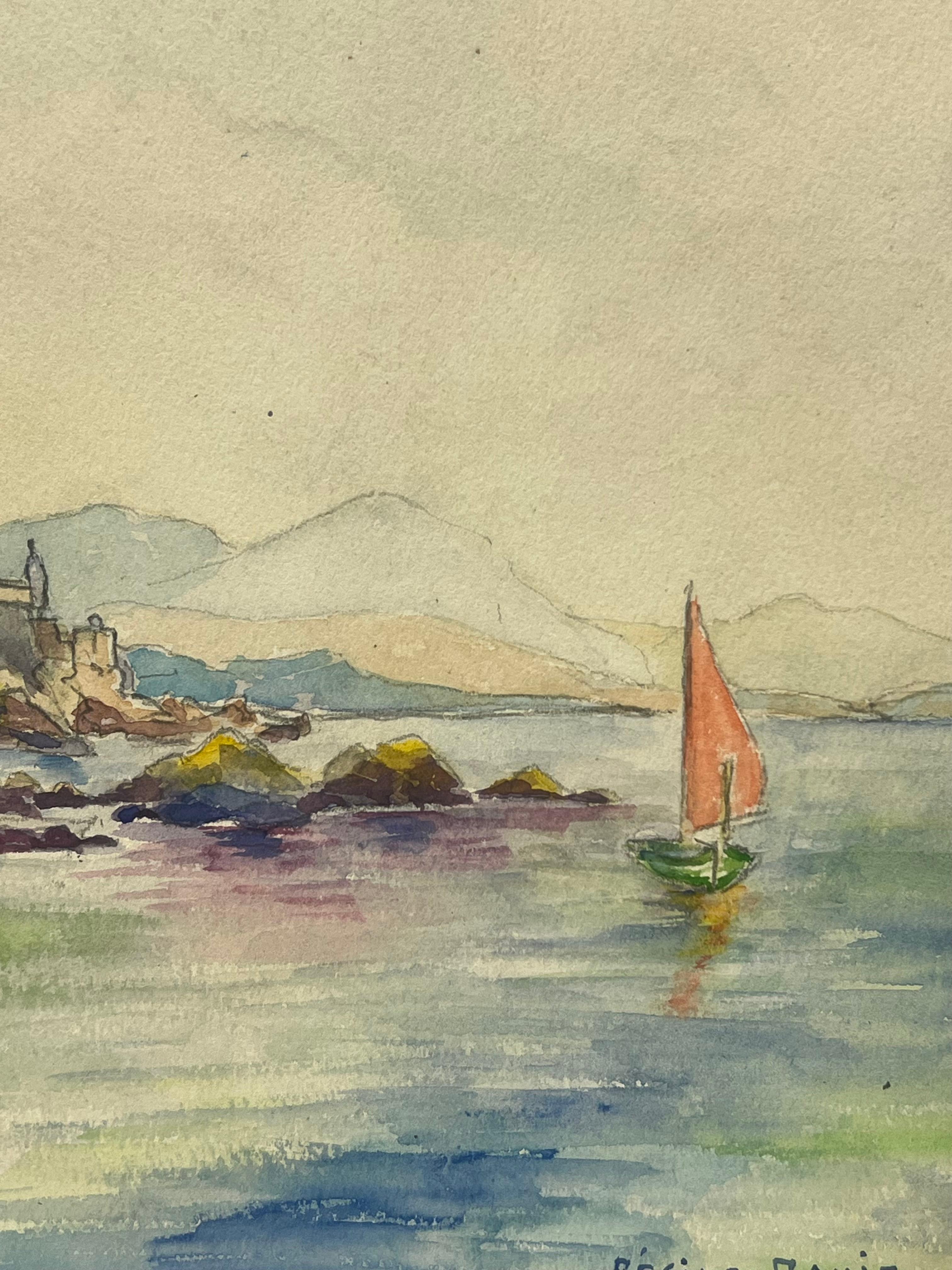 Küstenansicht von Antibes mit rot gesprenkelter Boots-Aquarelllandschaft – Painting von Regine David