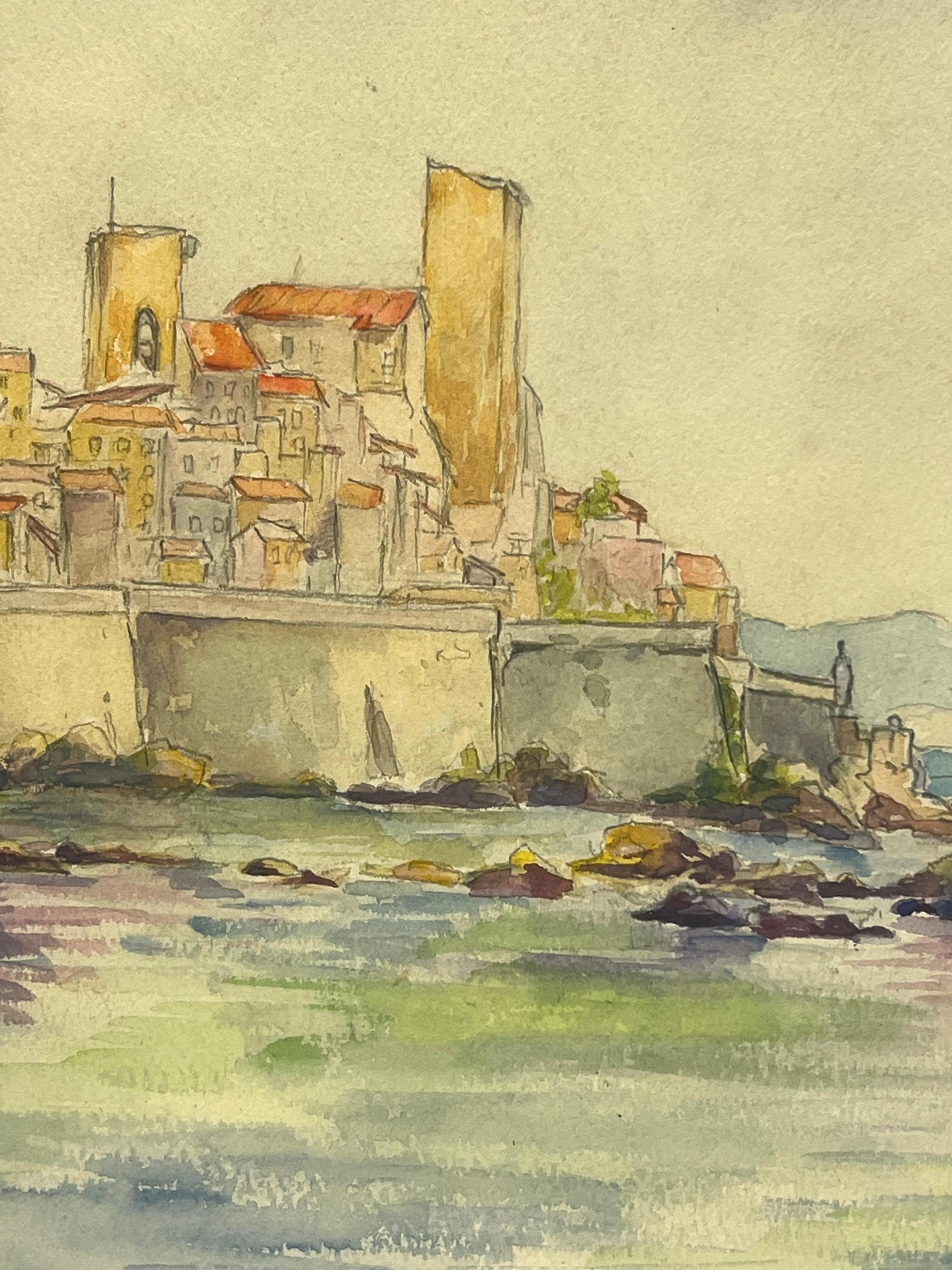Küstenansicht von Antibes mit rot gesprenkelter Boots-Aquarelllandschaft (Beige), Landscape Painting, von Regine David