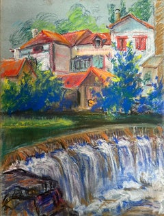 Paesaggio colorato di un villaggio con case dai tetti rossi e una cascata che scorre
