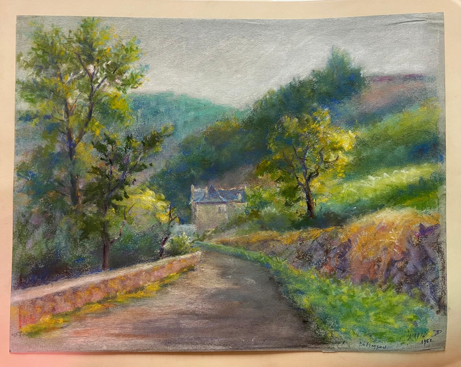 Chemin de campagne avec chalet et feuillage luxuriant Paysage pastel doux - Painting de Regine David