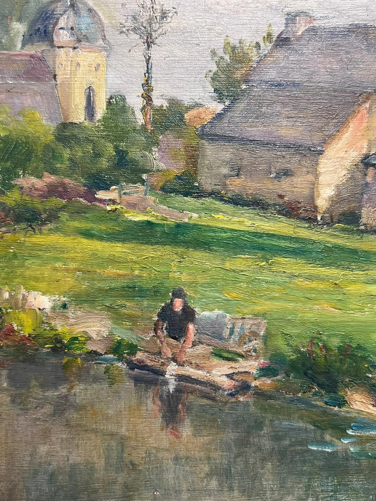 Figura in una tranquilla scena di villaggio vicino all'acqua, affascinante pittura ad olio - Landscape Painting Beige di Regine David